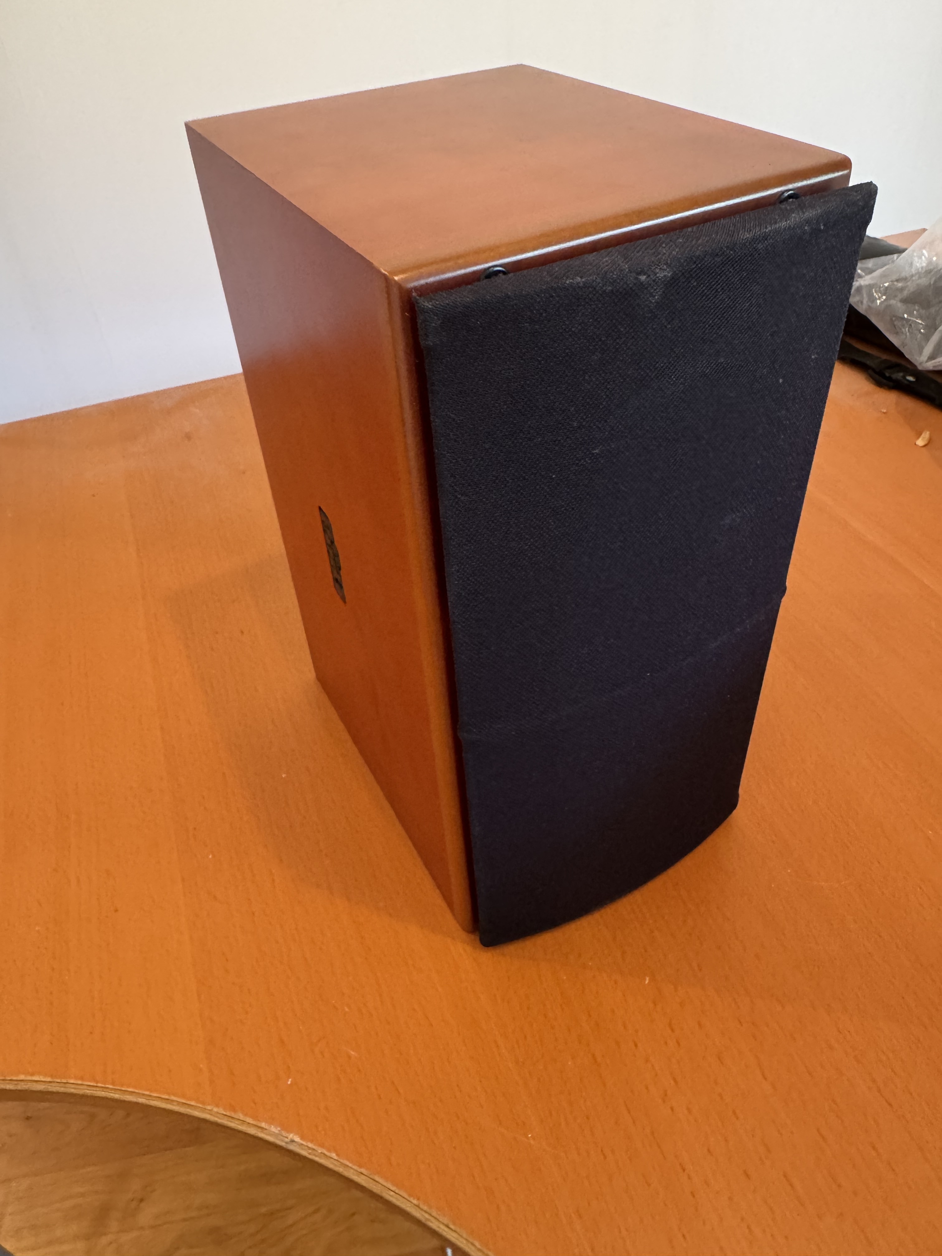  Vends une enceinte centrale de la célèbre marque audiophile britannique Rega