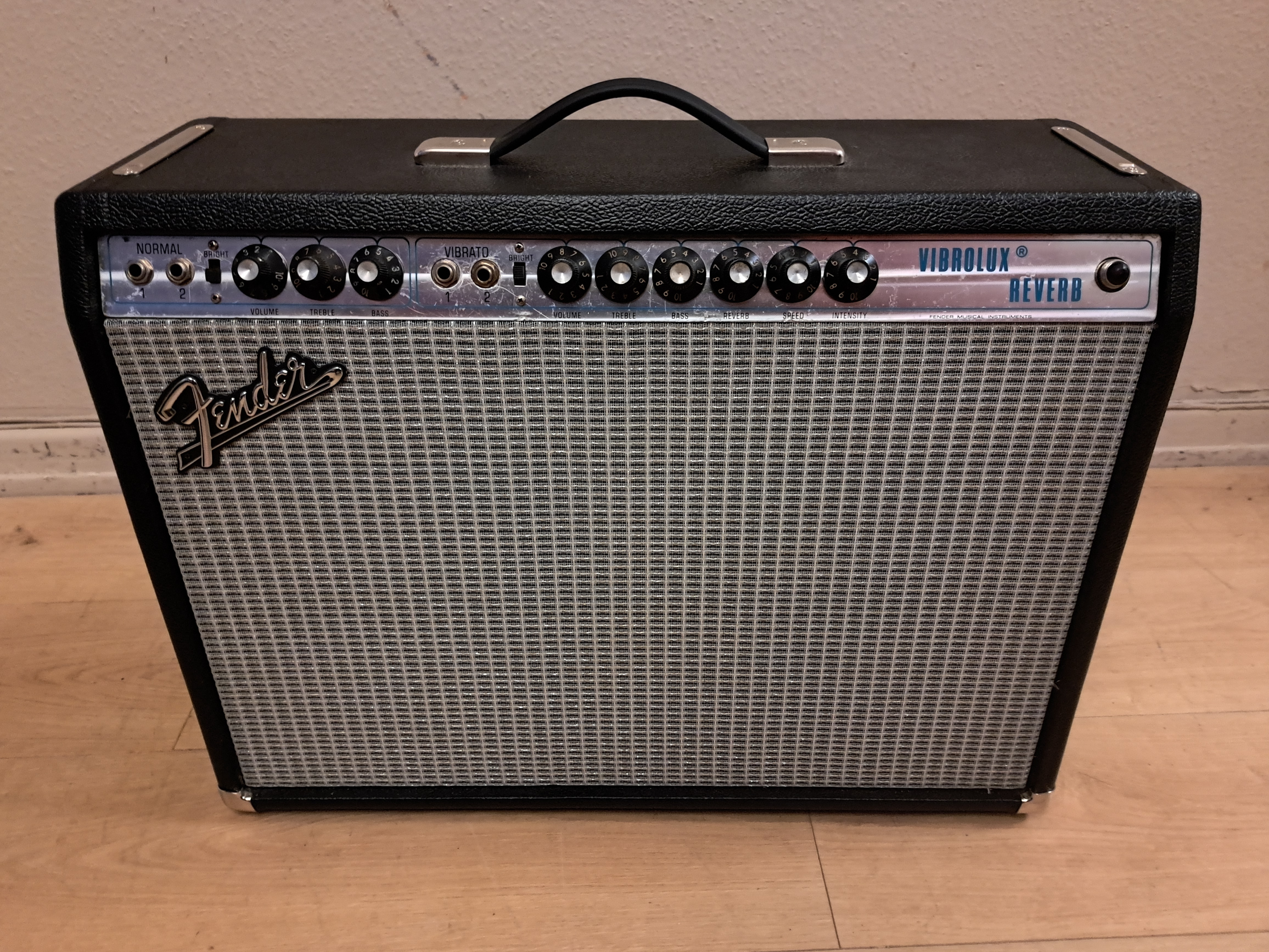 Ampli Fender Vibrolux Reverb 1974, entretiens et révision à jour.