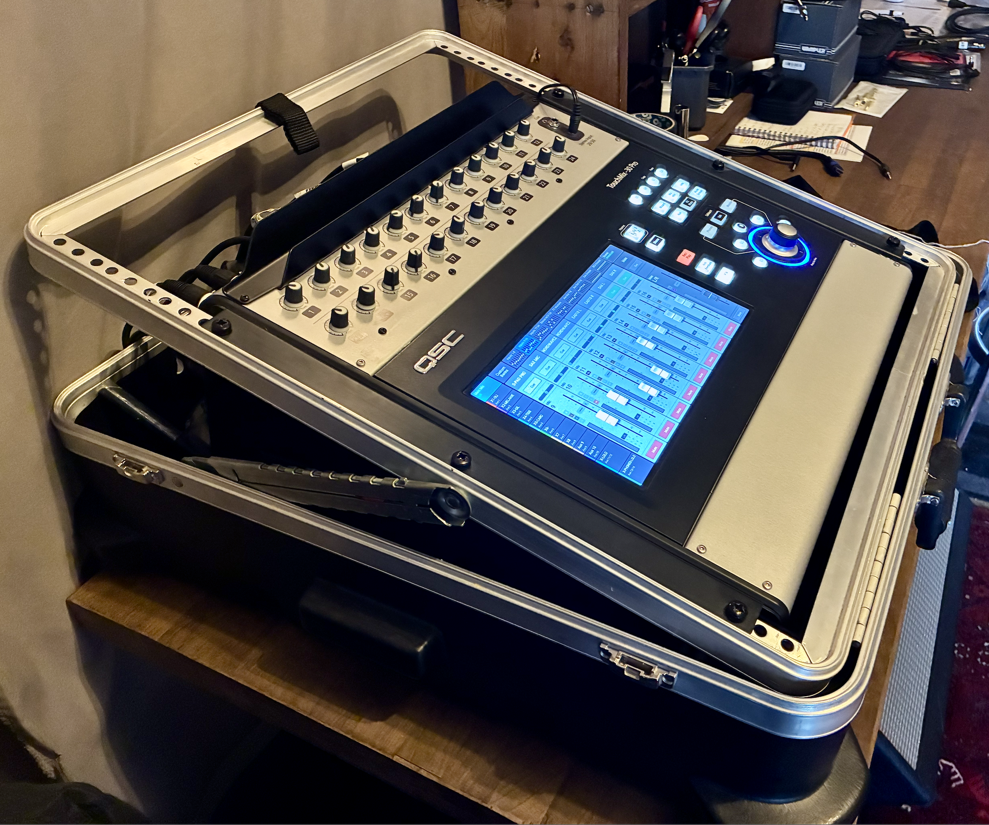 Vends table de mixage QSC TOUCHMIX 30 PRO  très bon état avec son rack SKB