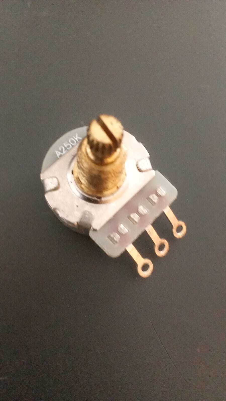 vends lot potentiomètres & pièces détachées guitare 