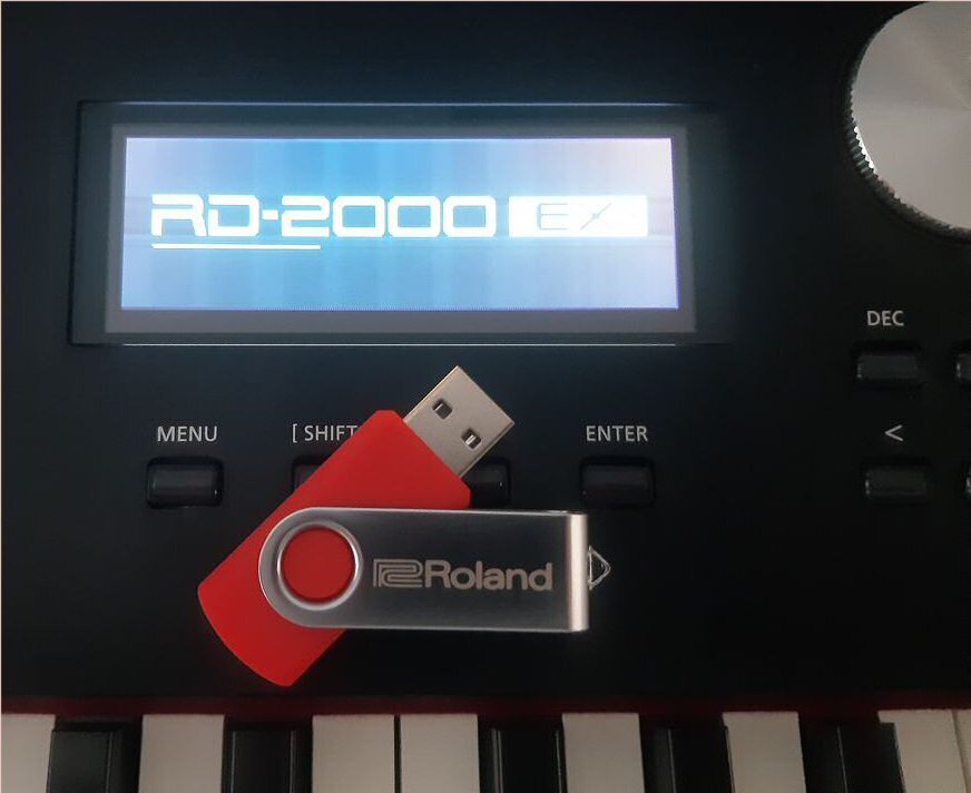 Roland RD-2000 (upgradé EX) + pédalier Roland RPU-3
