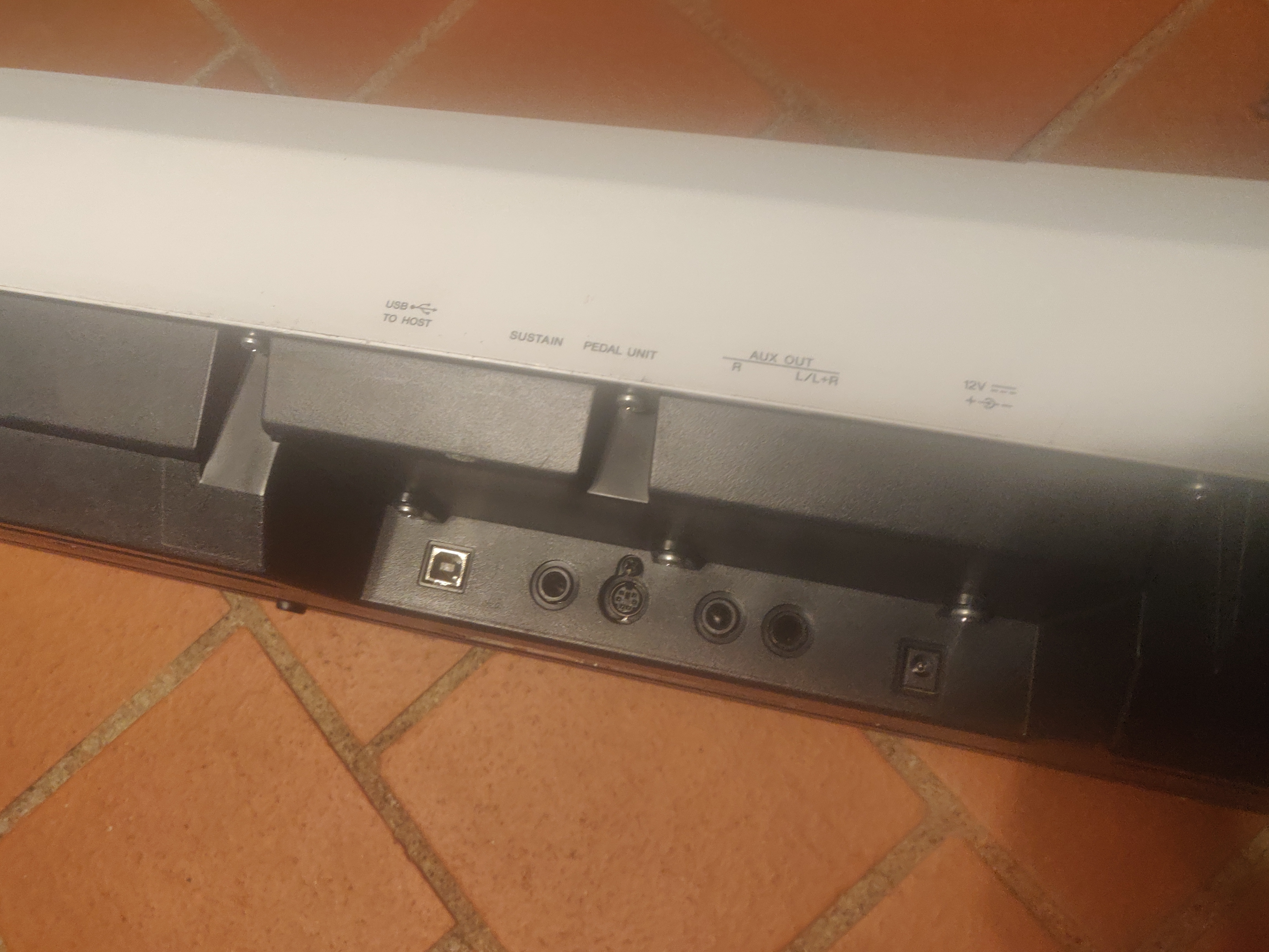 Piano Yamaha P-115 (4)