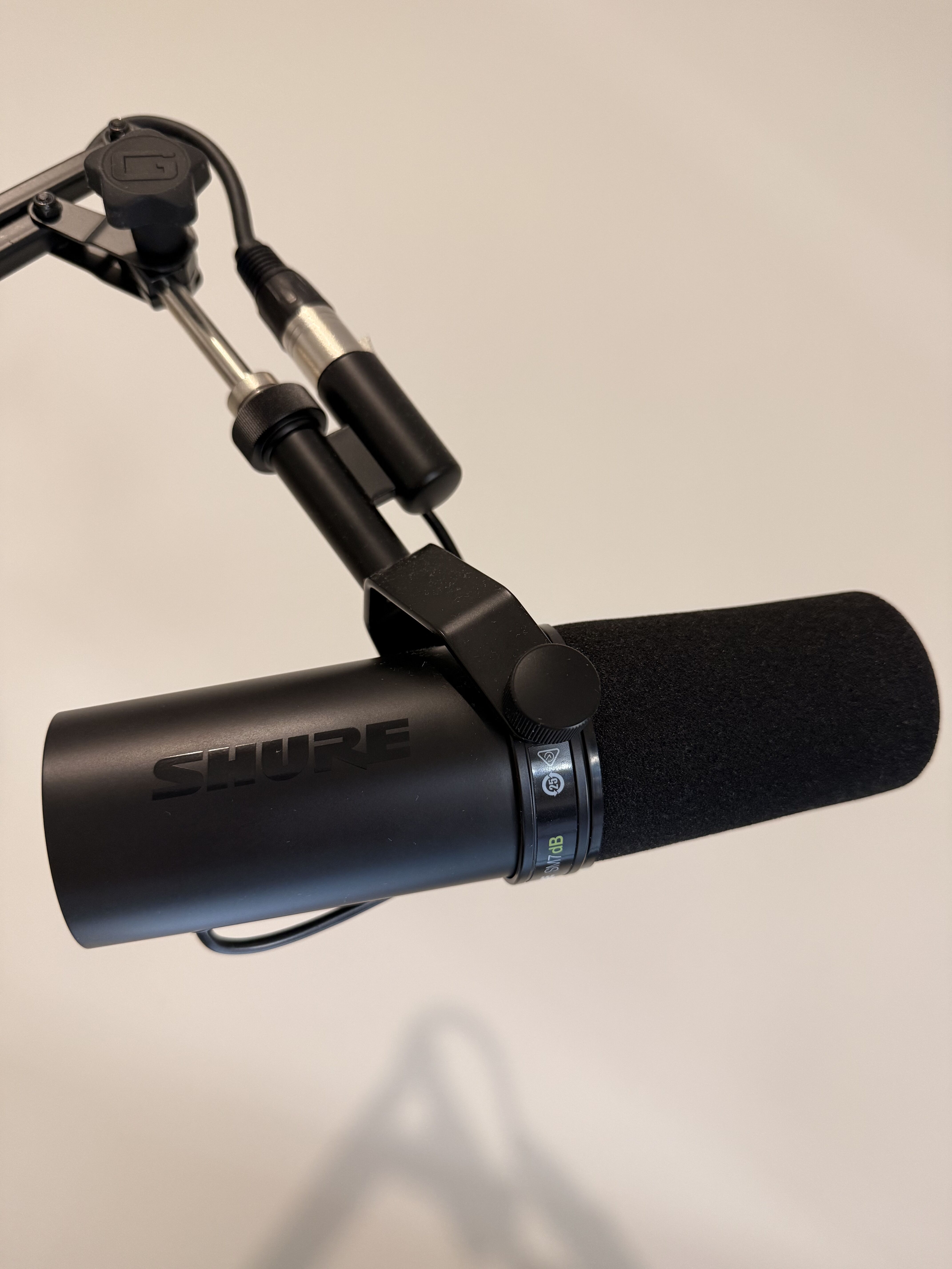 Vends Shure SM7dB + bras Gator Frameworks Spring Mic — comme neuf, sous garantie