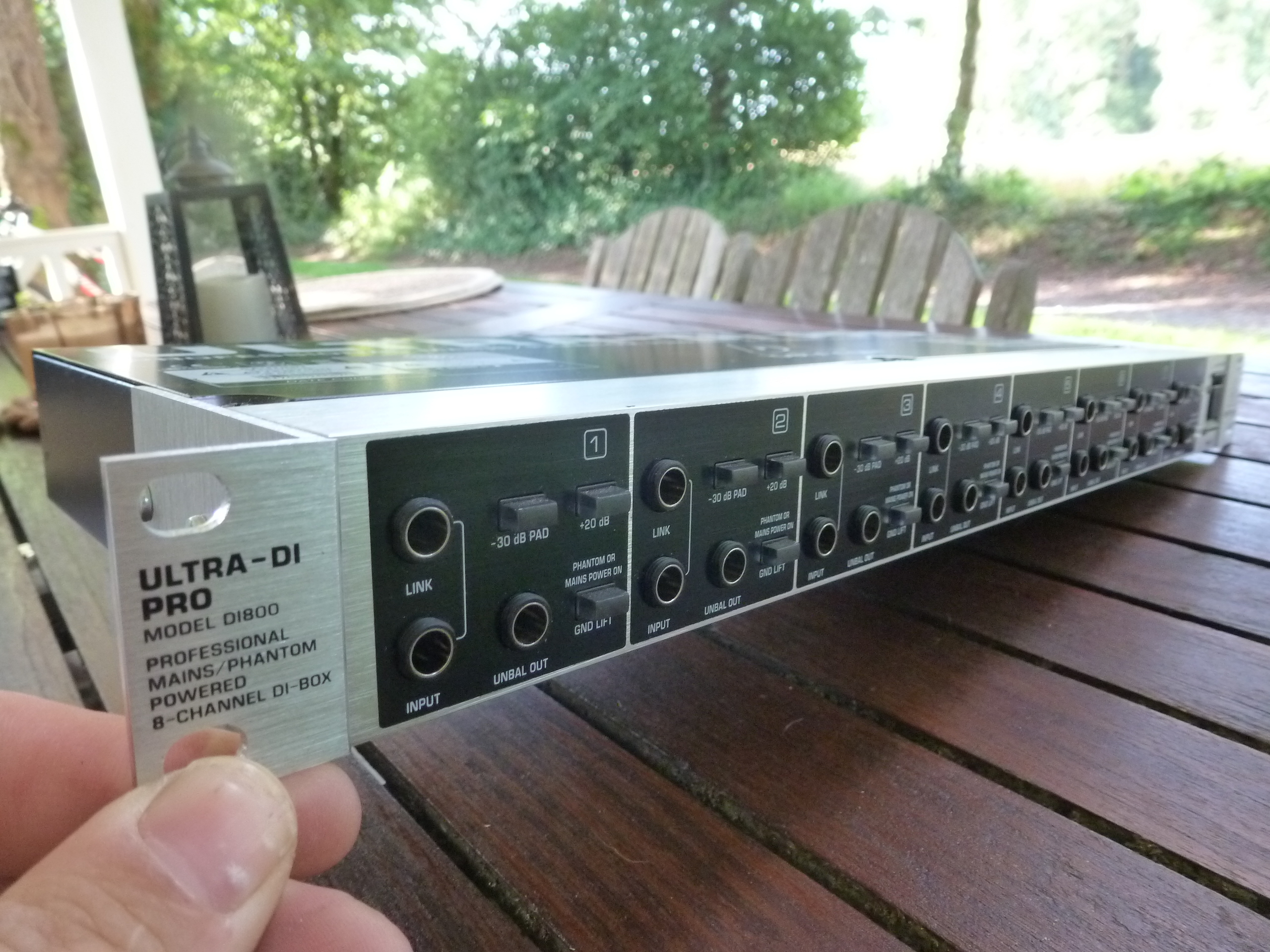 Rack de 8 DI : "ULTRA-DI PRO Model D1800" Behringer