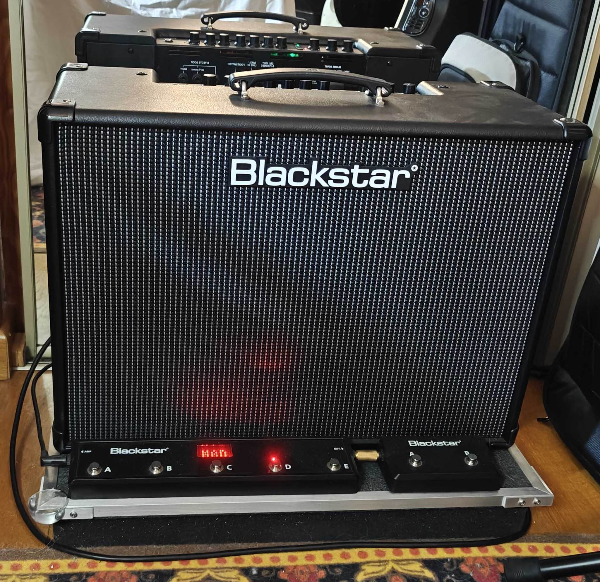 Vends BLACKSTAR - ID:CORE STEREO 100 avec son pédalier BLACKSTAR - FS-12
