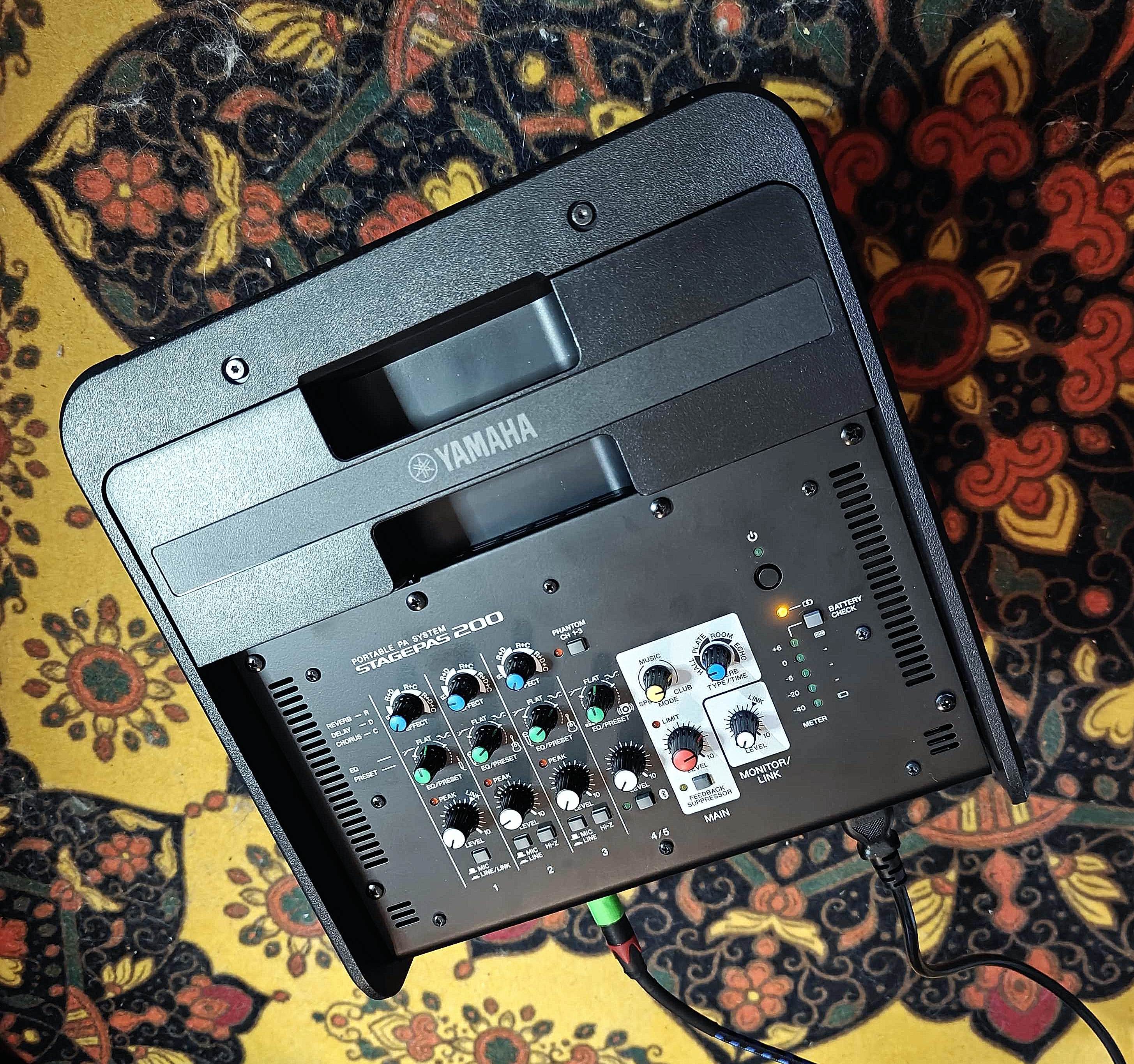 Vends Yamaha Stagepas 200BTR avec sa housse de transport CASE-STP200
