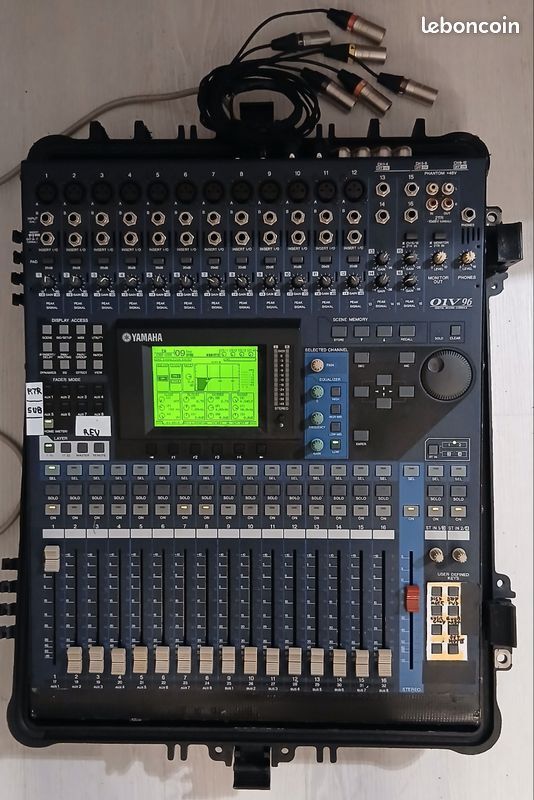 Vds console numérique Yamaha 01V96 v2 dans flycase et avec accessoires