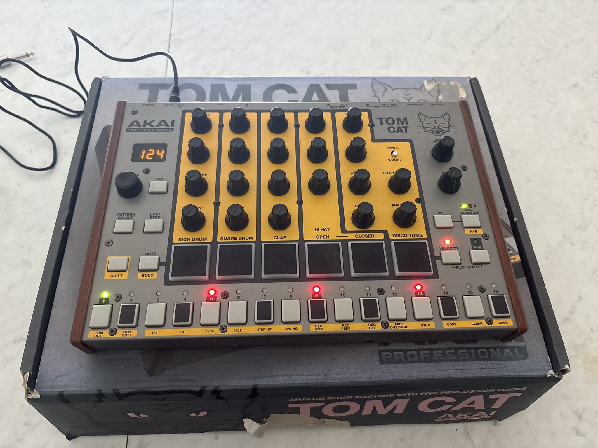 akai tom cat