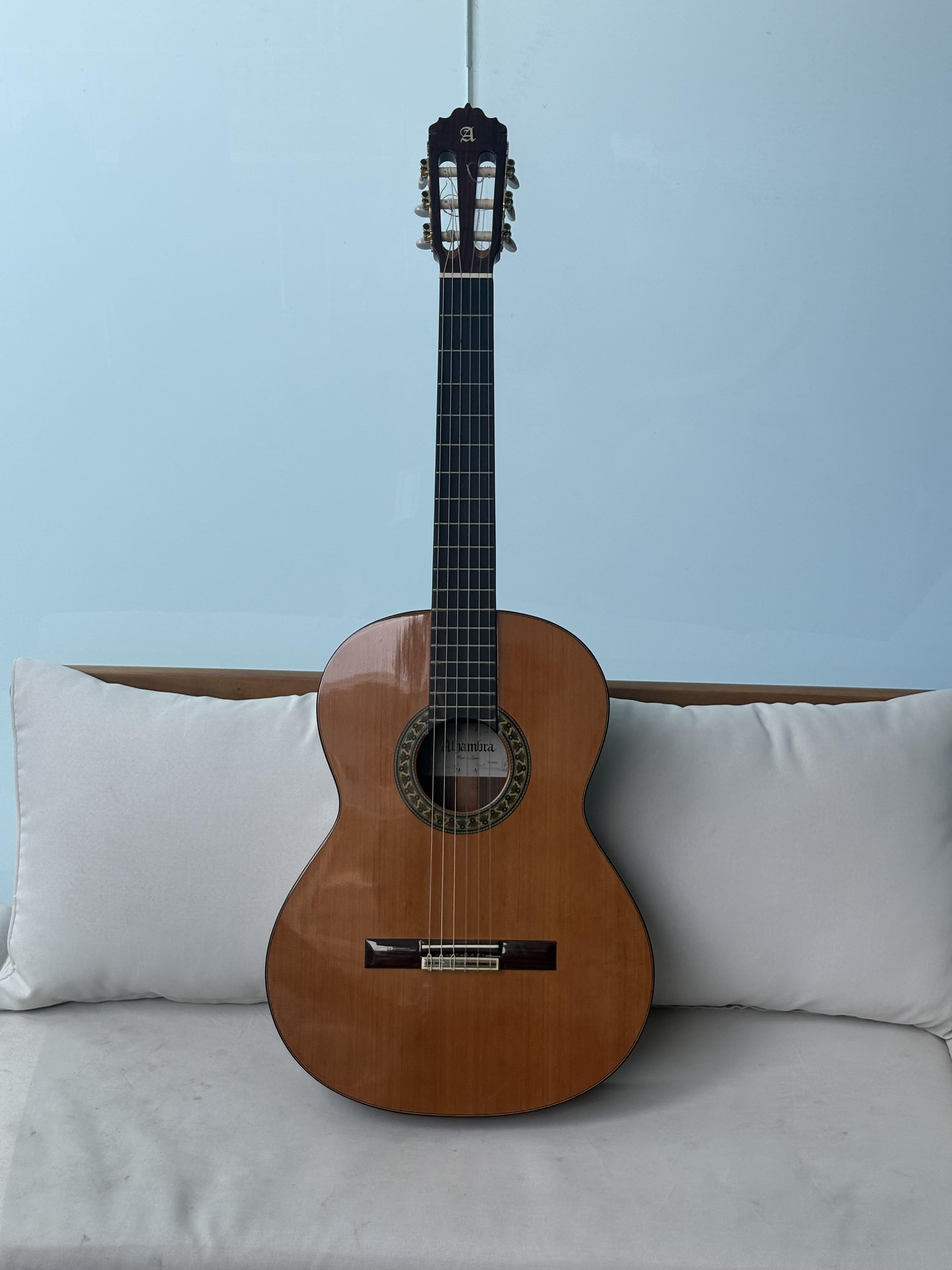 Vend Guitare Alhambra 