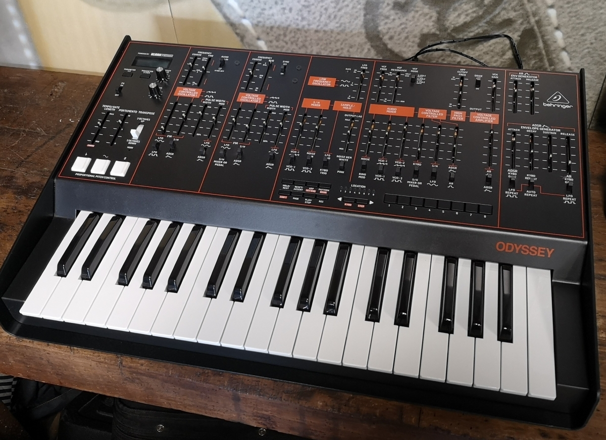Vends Behringer Odyssey TBE