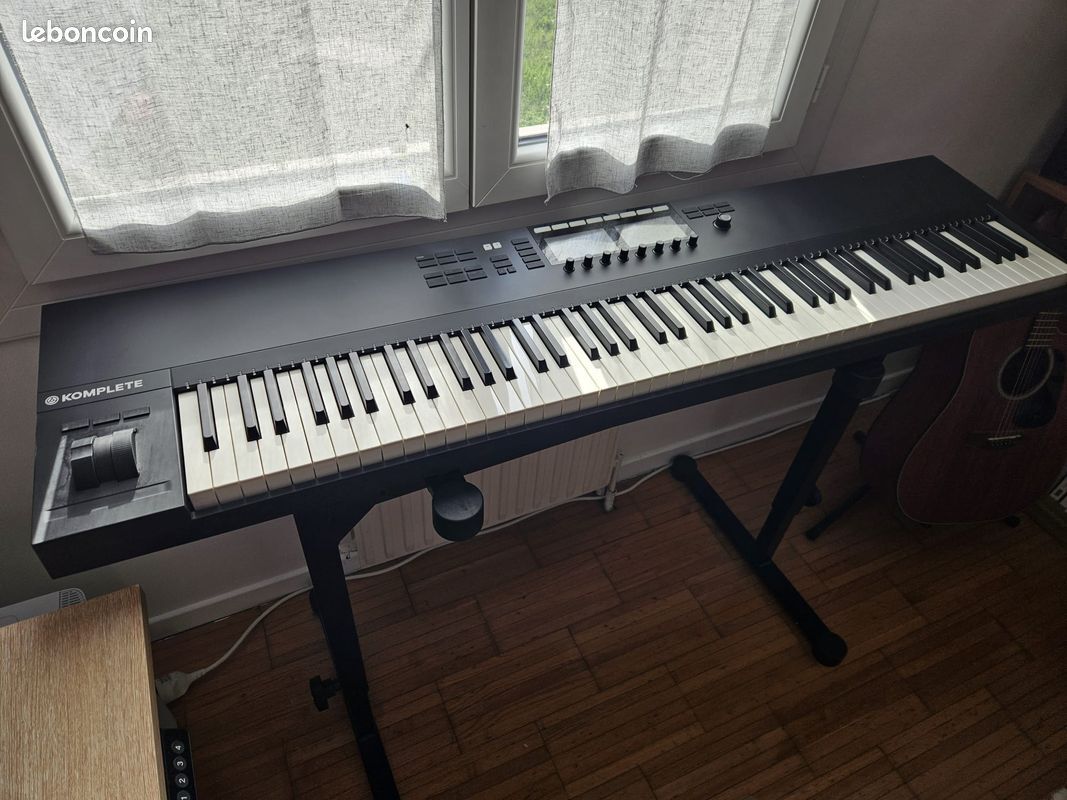 NATIVE INSTRUMENTS Komplete Kontrol S88 MK2 (et pied K&M 18810)