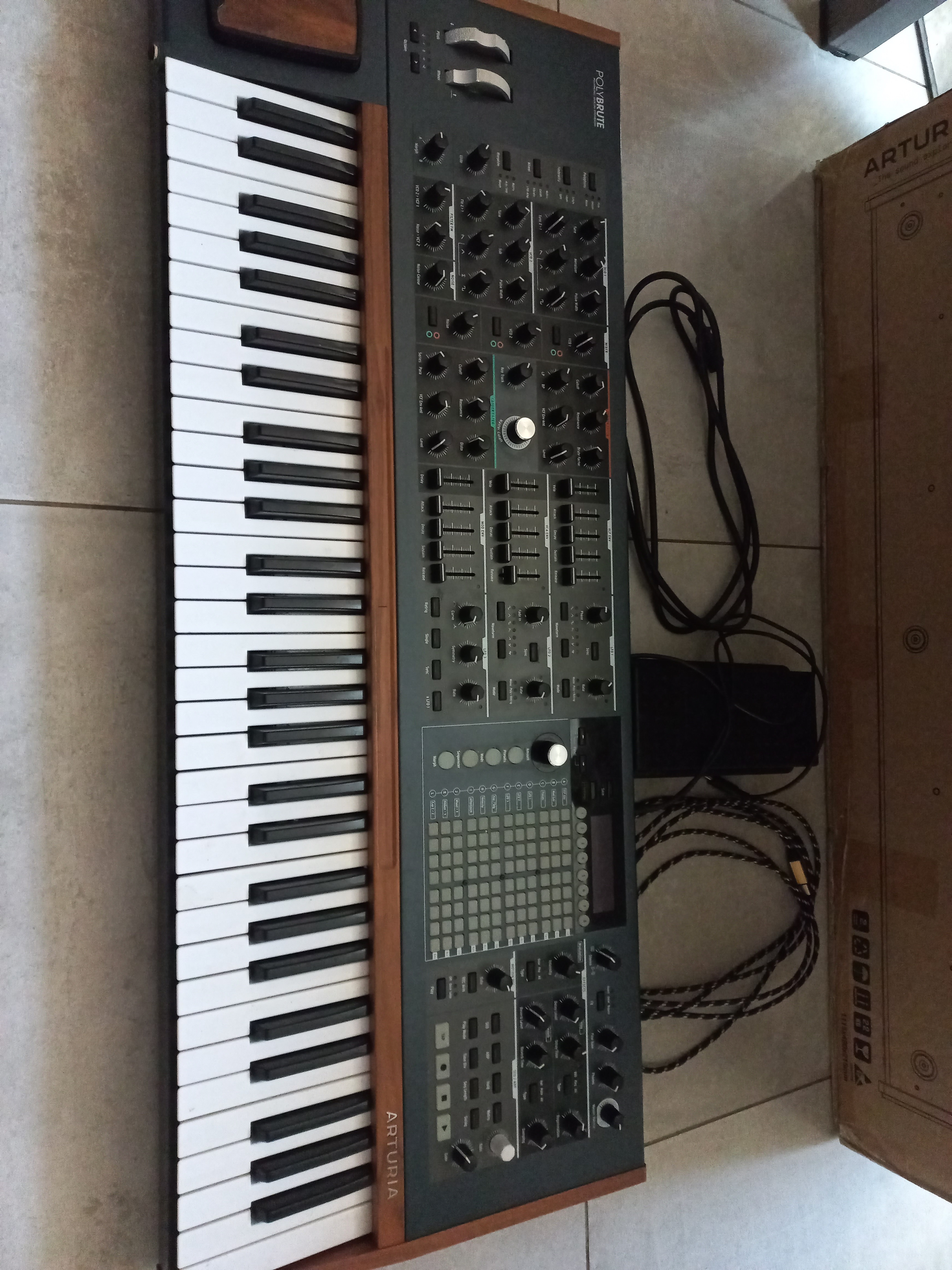 Vends Arturia PolyBrute – État comme neuf + accessoires