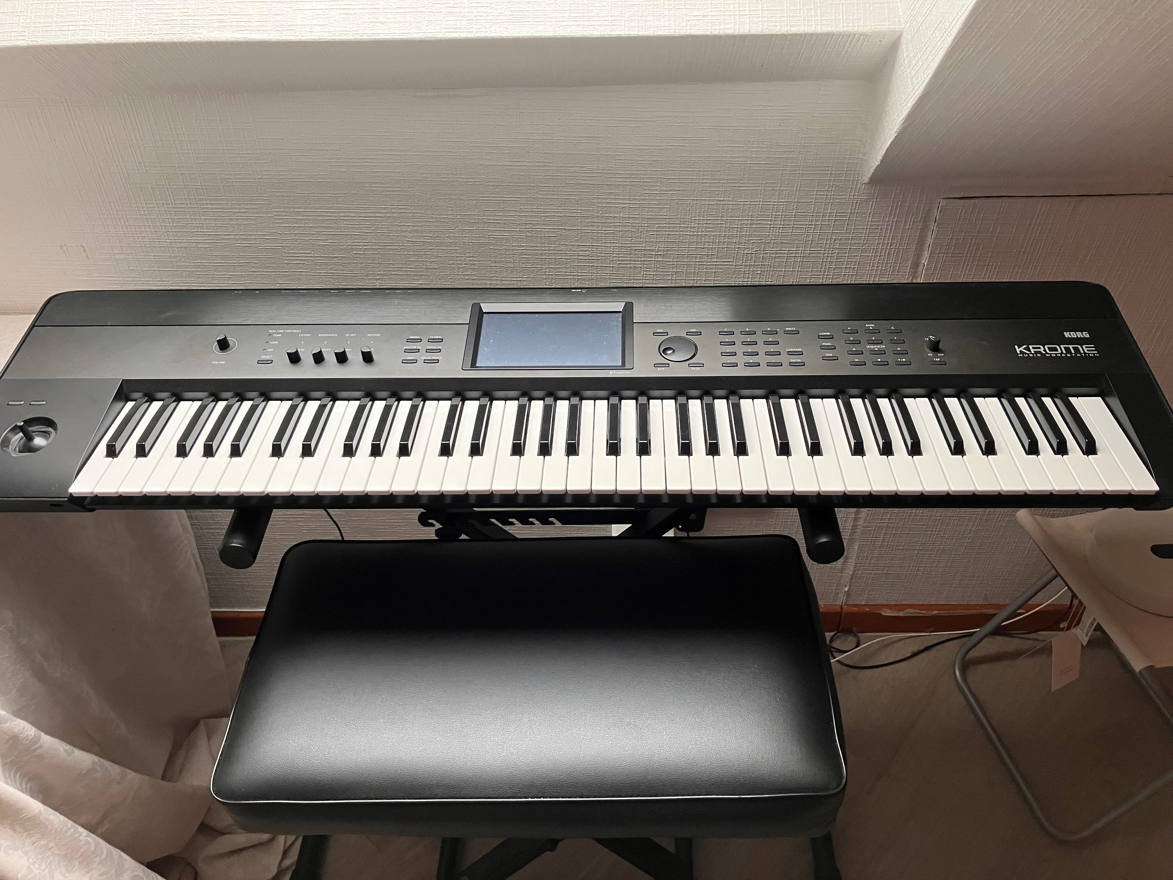 Korg Krome 73 + housse Korg + stand + tabouret - Très bon état