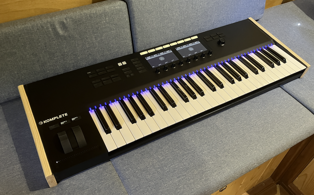 Komplete Kontrol S49 mk2 - Flanc en bois