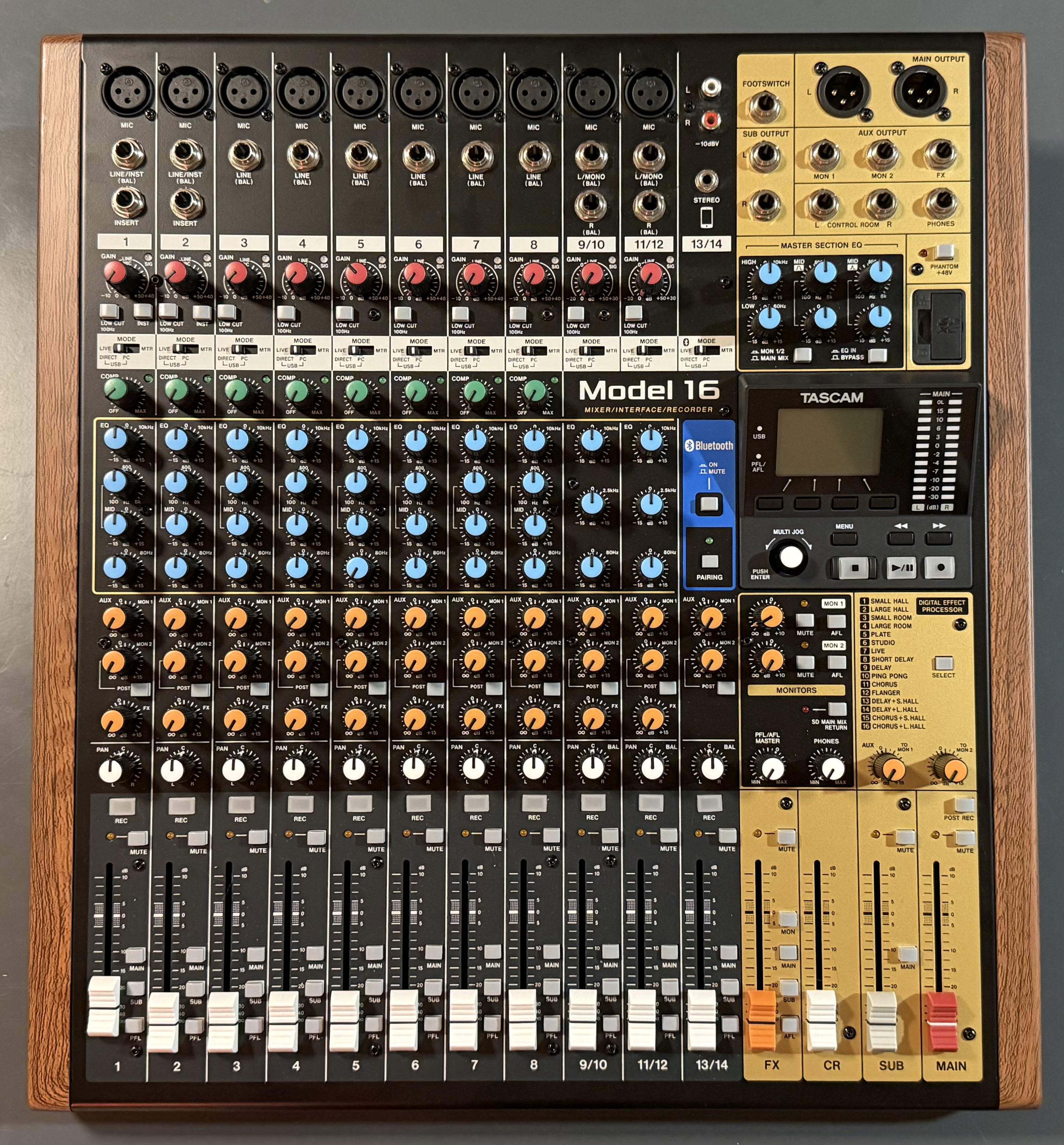 Table de mixage Tascam Model 8