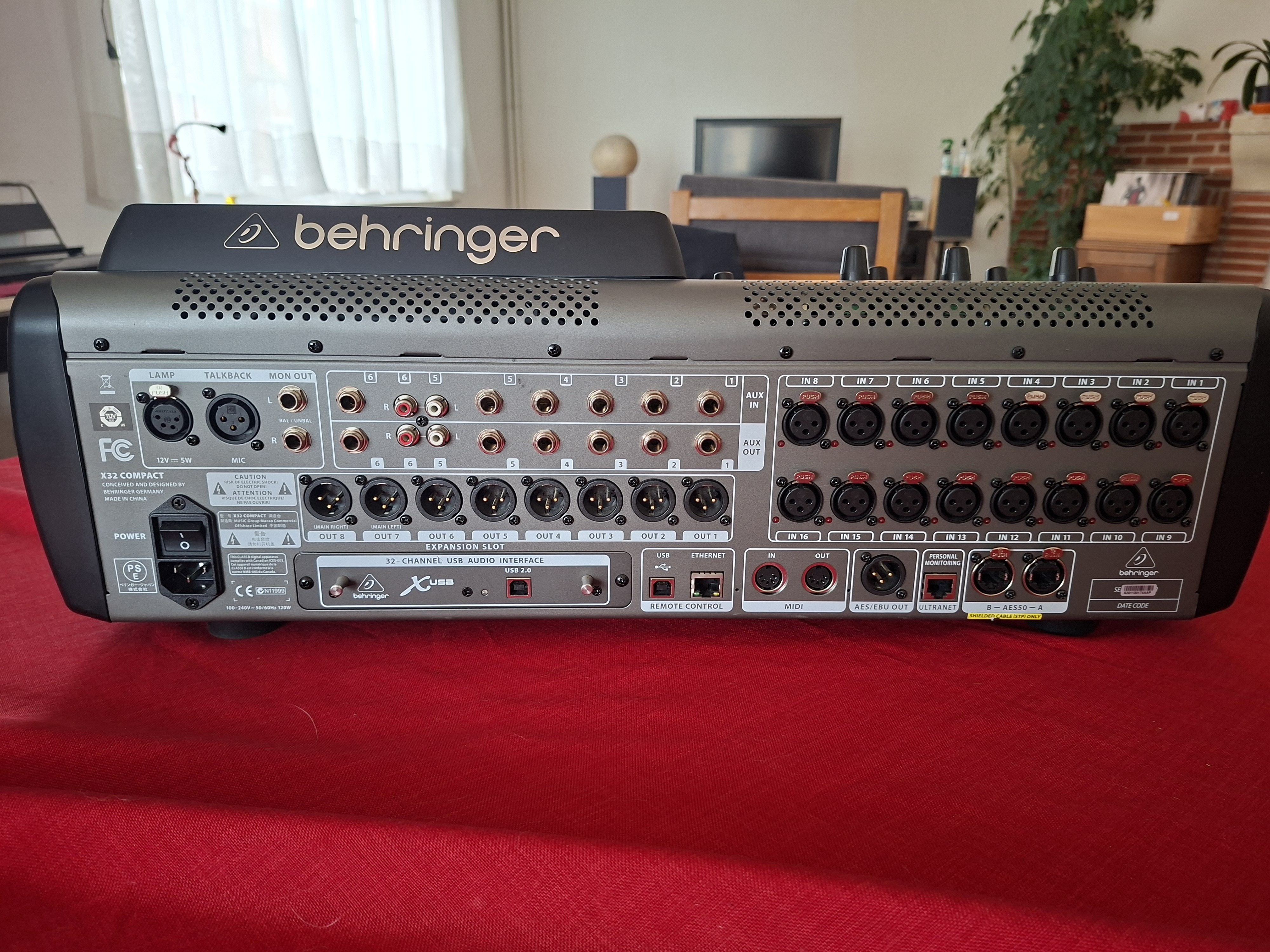 Vends Behringer X32 Compact avec sac de transpoprt Gator et lampe