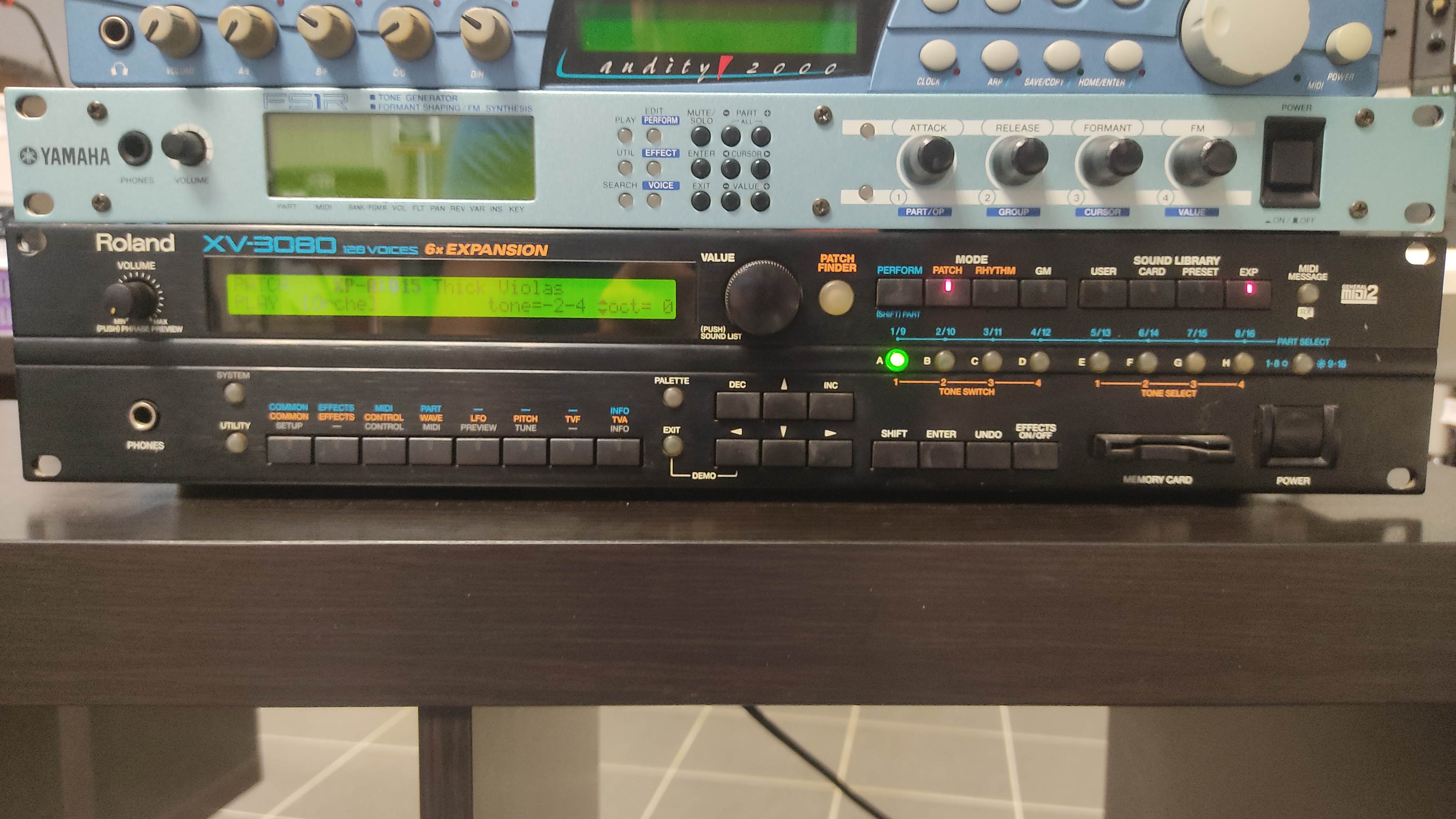 Roland XV3080 + 4 cartes intégrées