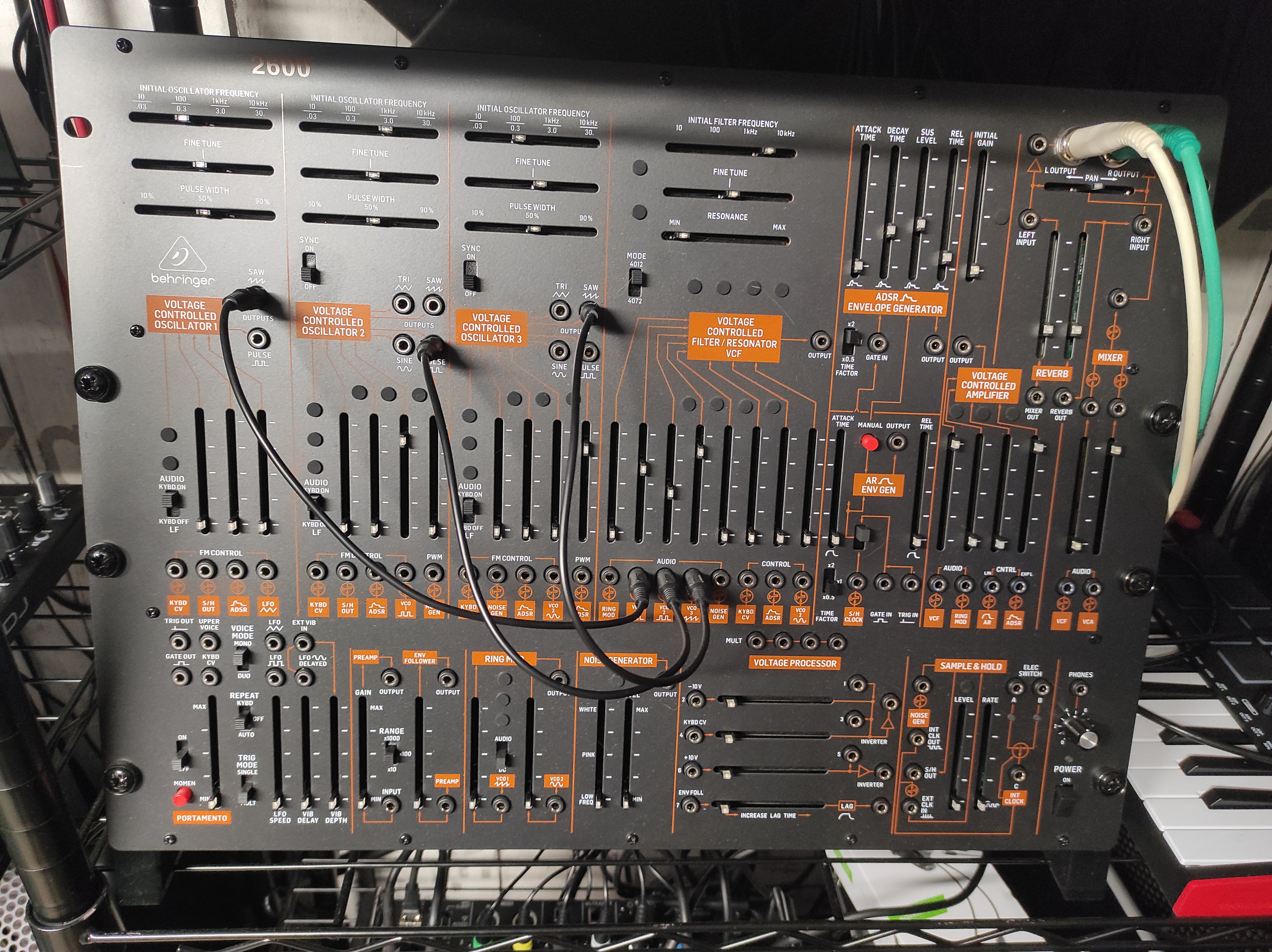 Behringer 2600 avec son support 