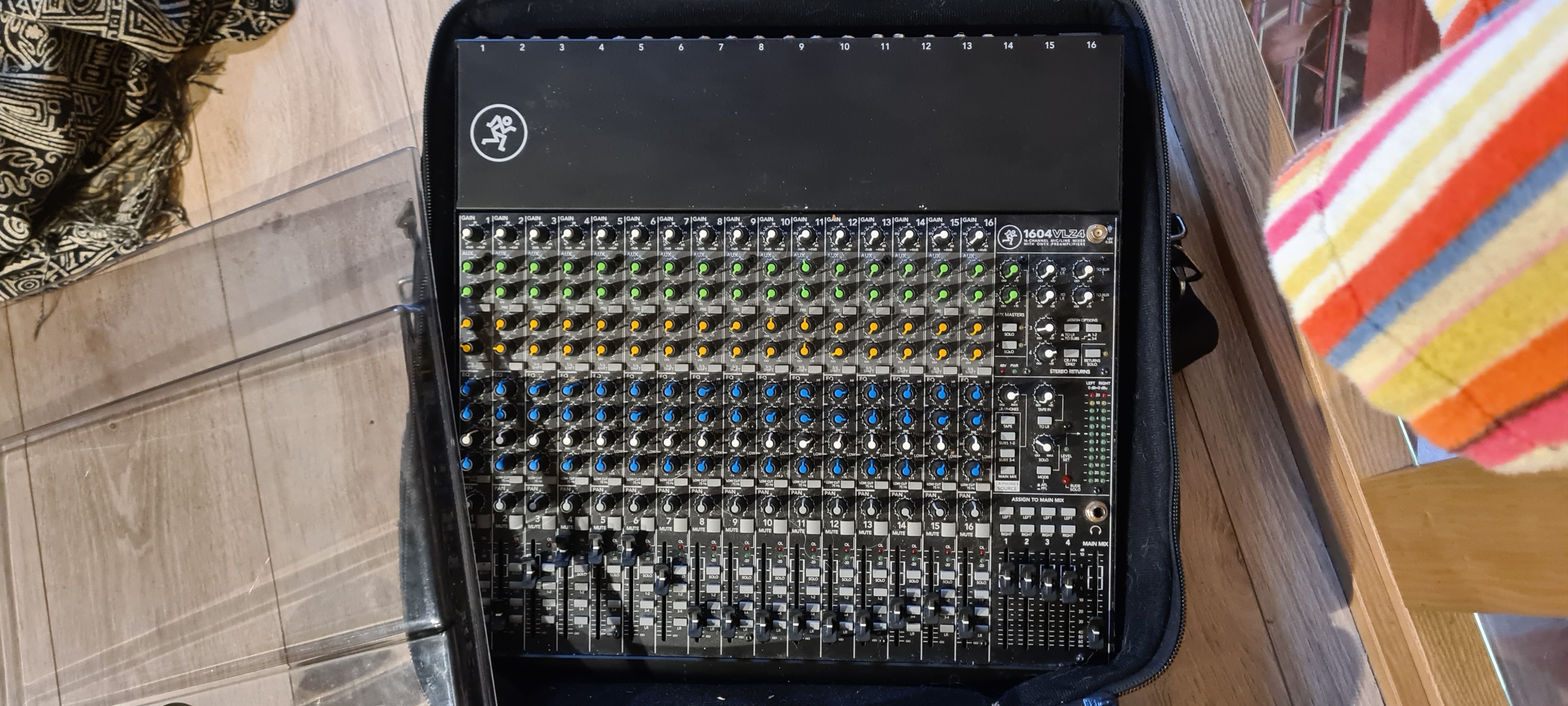 Vends console de mixage analogique 16 pistes  mackie 1604 VLZ4 en très bon état 