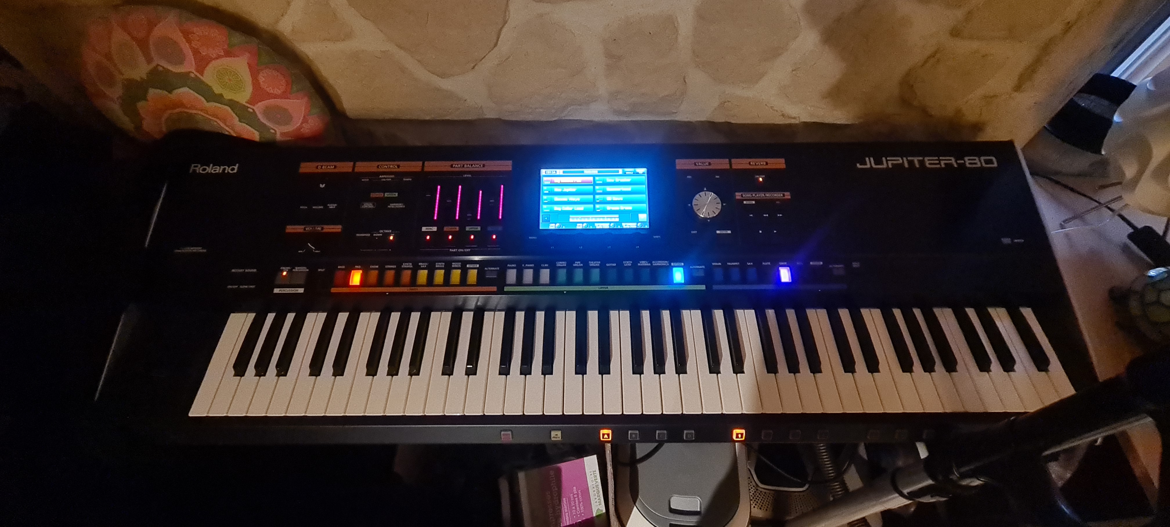 Vends synthétiseur numérique ROLAND JUPITER 80 en très bon état avec trépied réglable +pedale de substain 