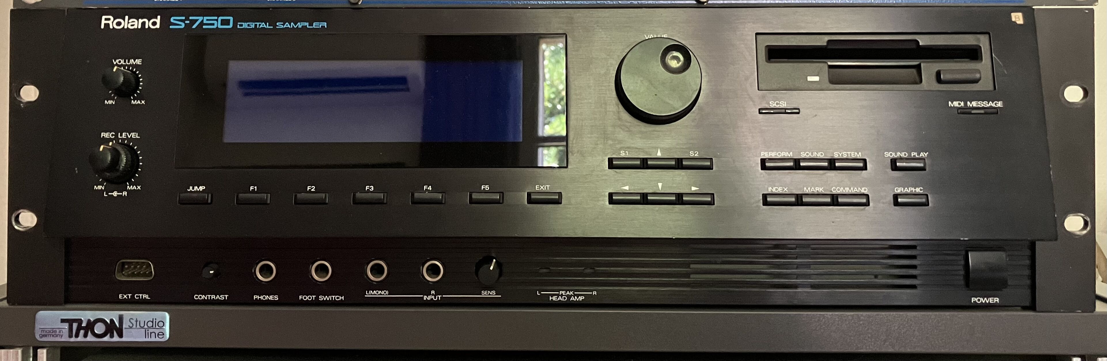 Vends sampler Roland S750
