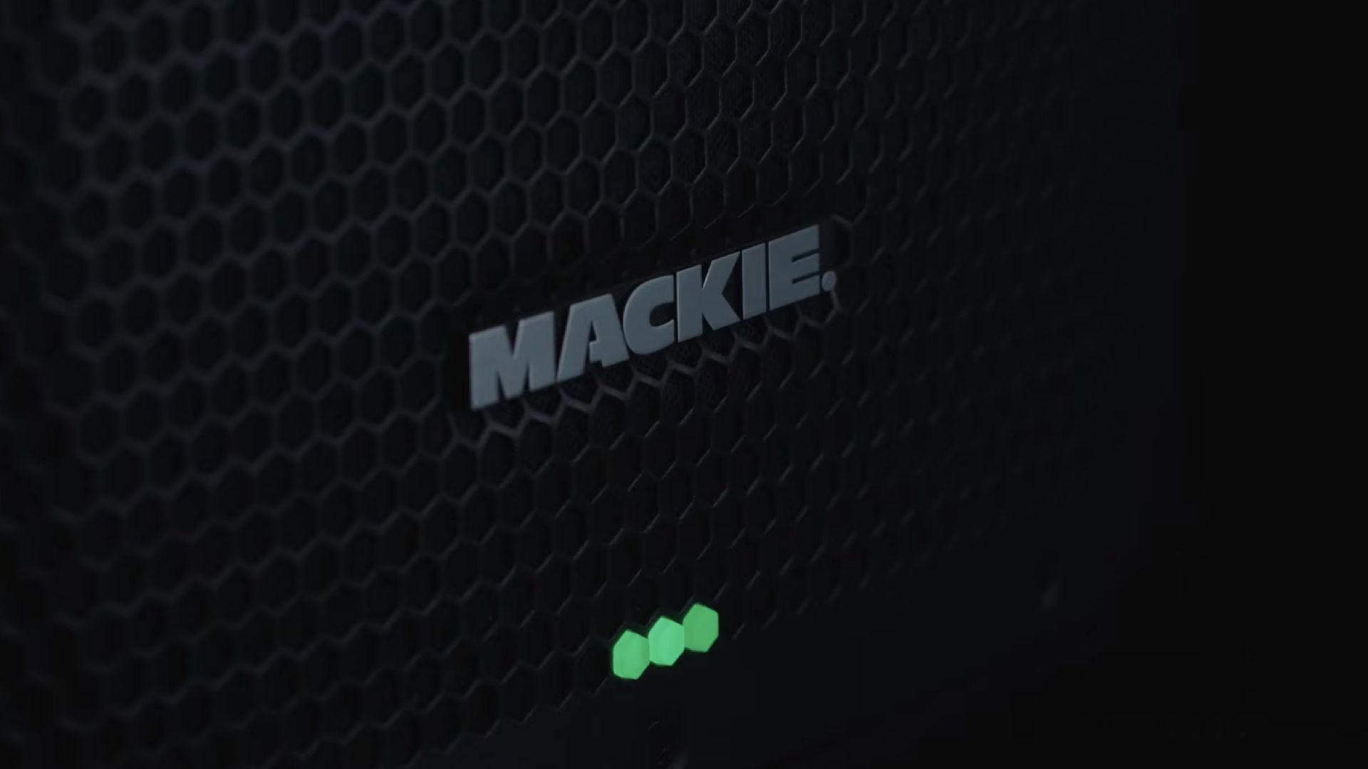 MACKIE3.001