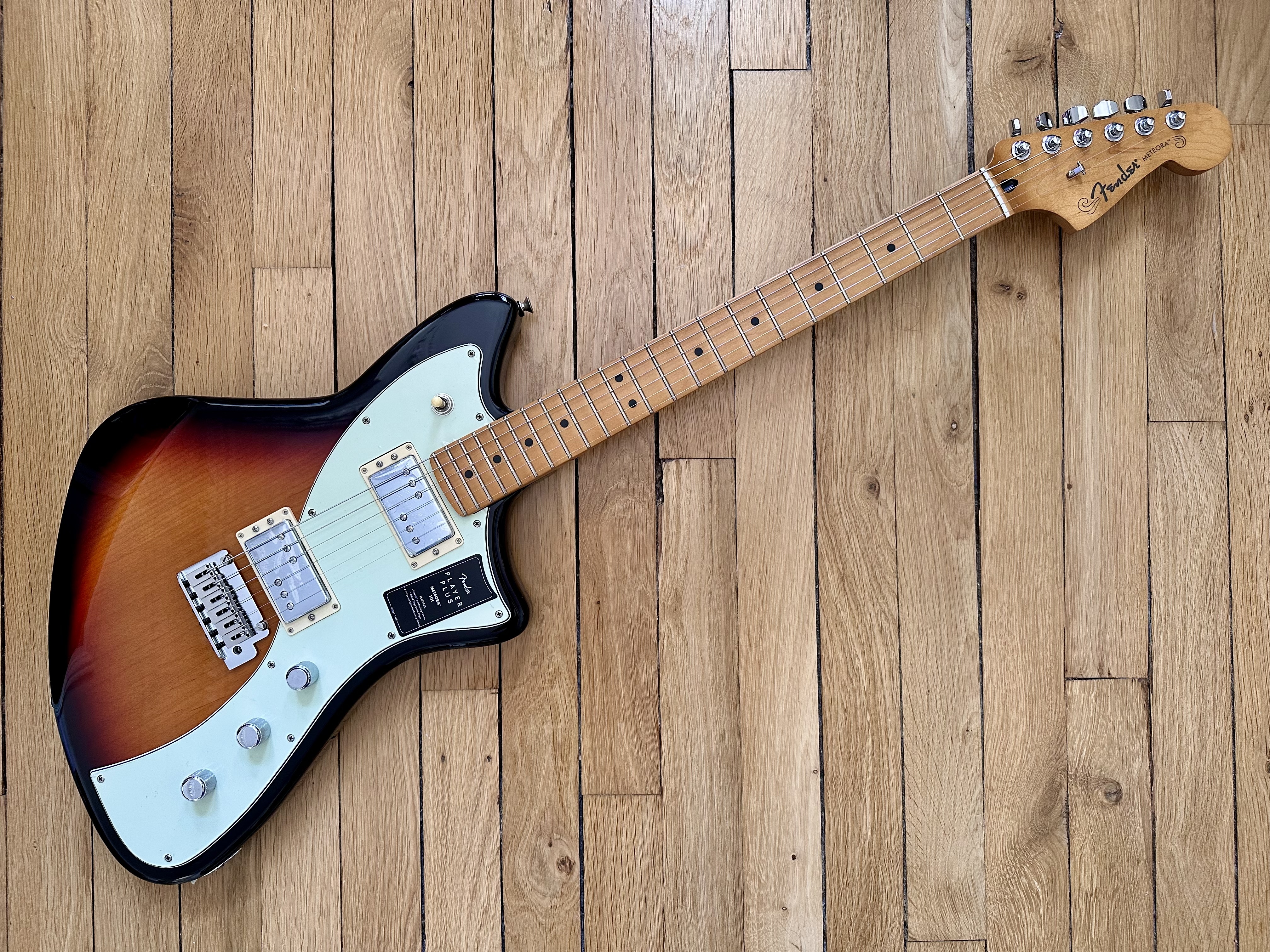 Fender Player Plus Meteora HH 3 color sunburst