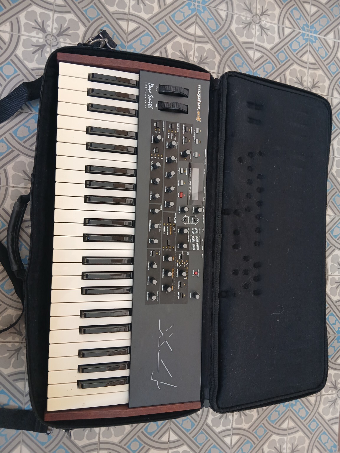 Dave Smith Instruments Mopho x4 – Excellent état – Housse + alimentation