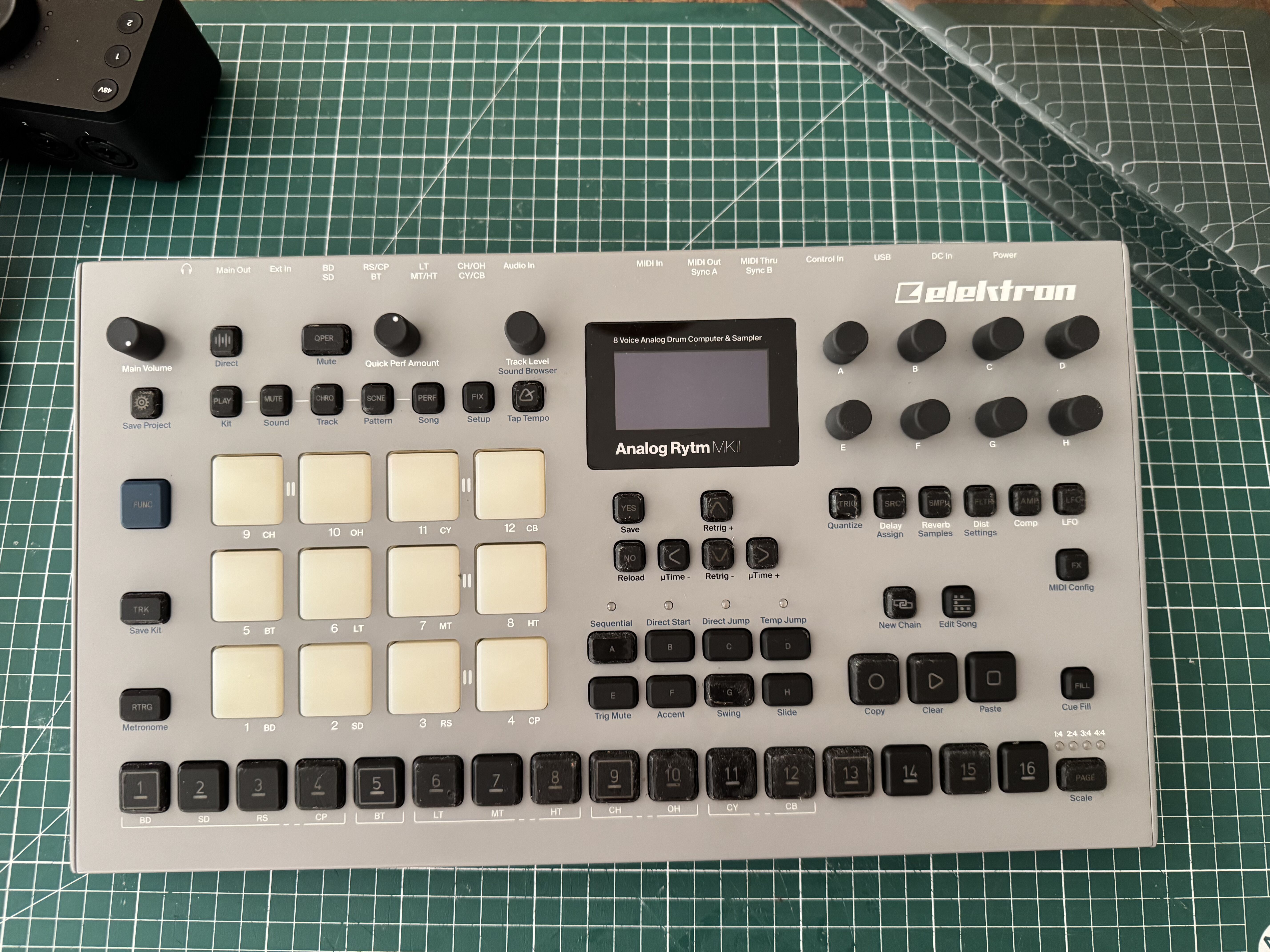 Analog rytm MK2 Gris + decksaver !