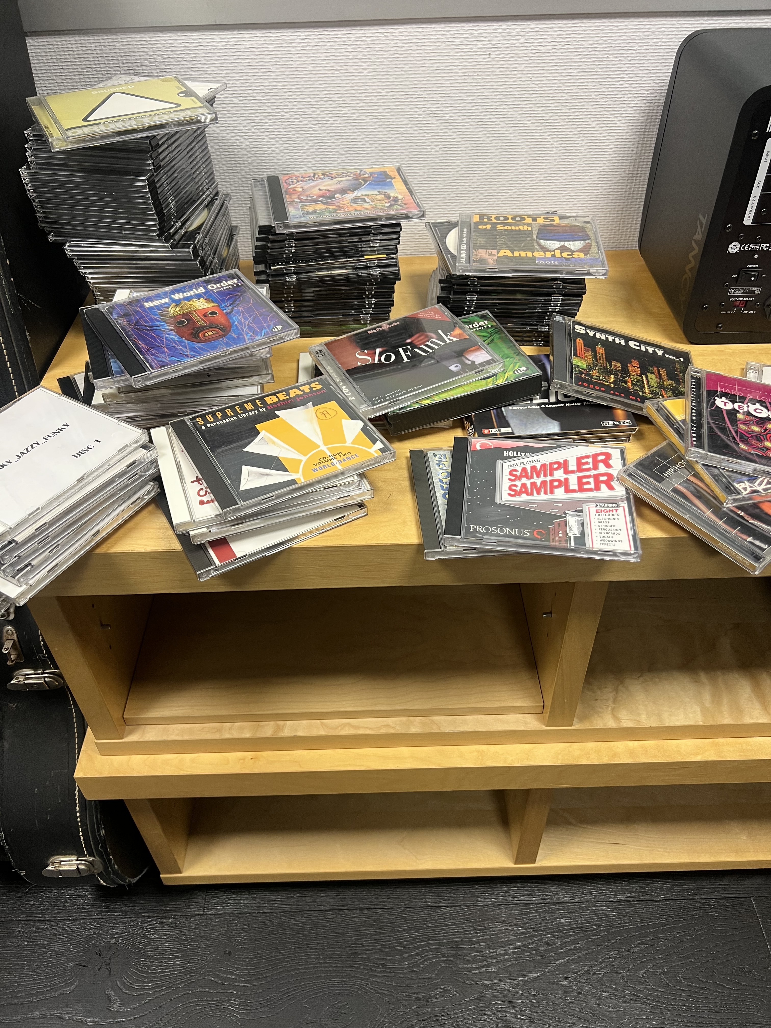 Vends lot entre 300 et 400 cd's rom librairies pour sampleurs AKAI 