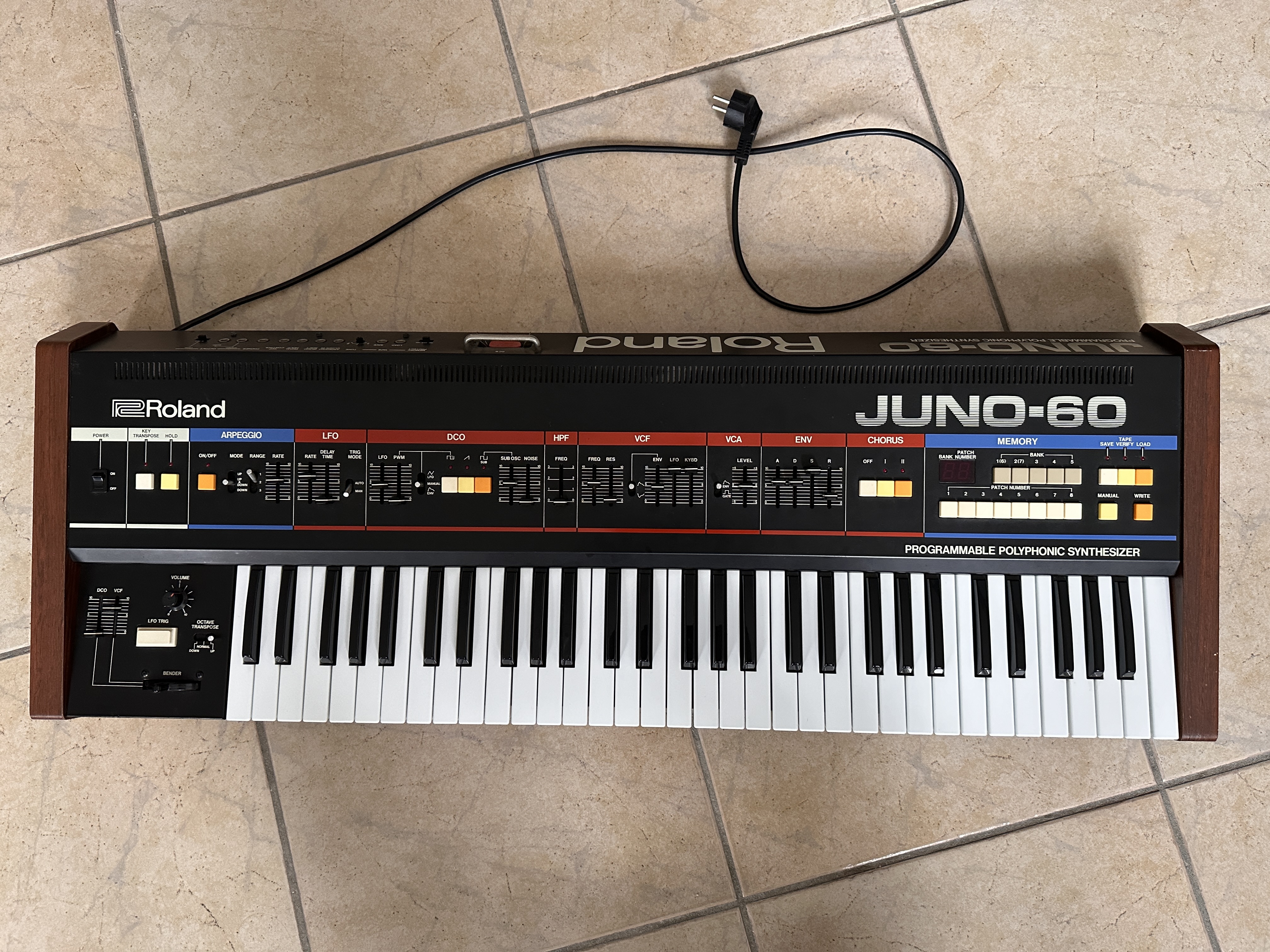 Roland Juno 60 (très bon état) + étui + Kenton Pro DCB Mk3