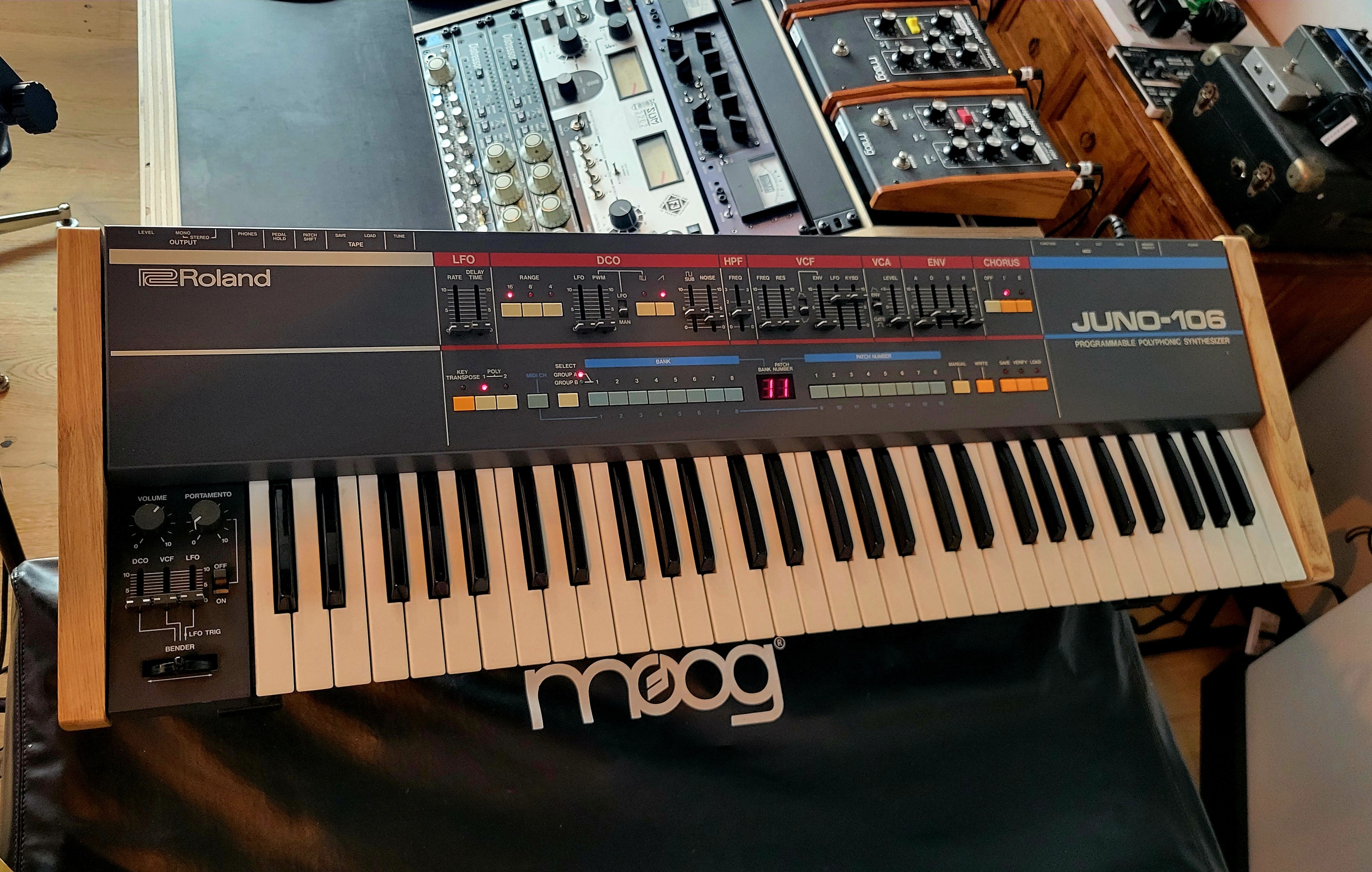Roland Juno-106, excellent état cosmétique et de fonctionnement, entièrement révisé avec flancs bois de hêtre