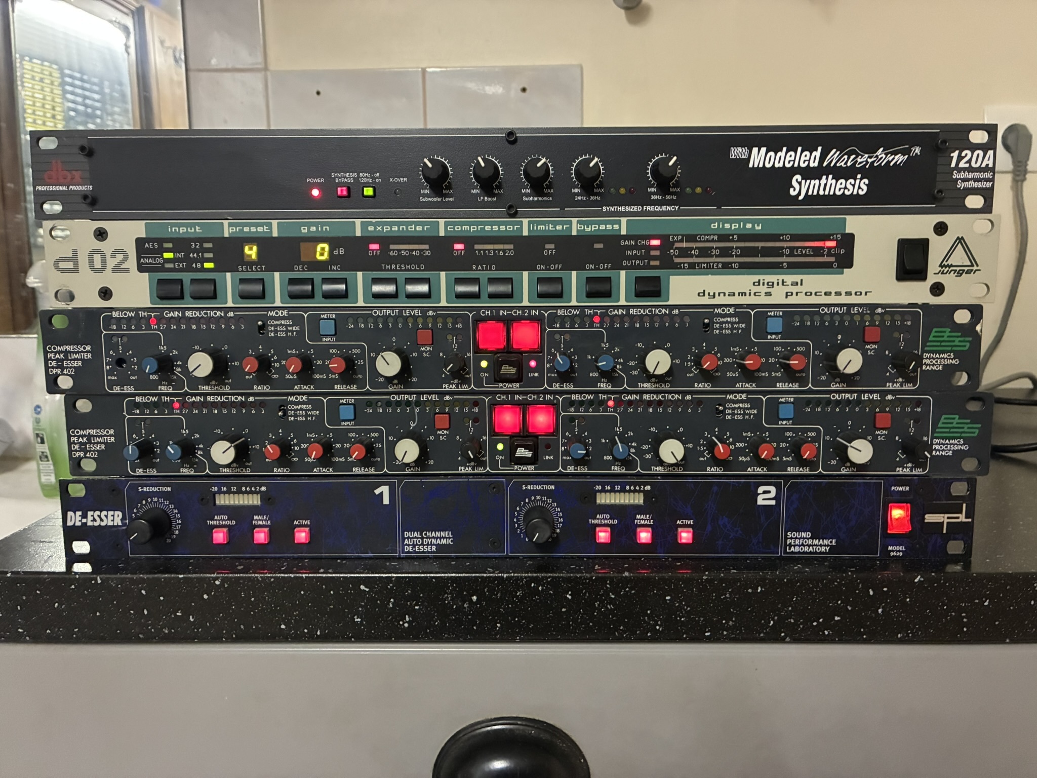 Vends 2 BSS DPR 402, 1 De-esser SPL, 1 Junger D2 et un DBX 120A