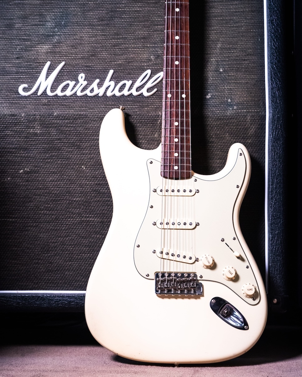 fender-white-stratocaster-deryck-whibley-02