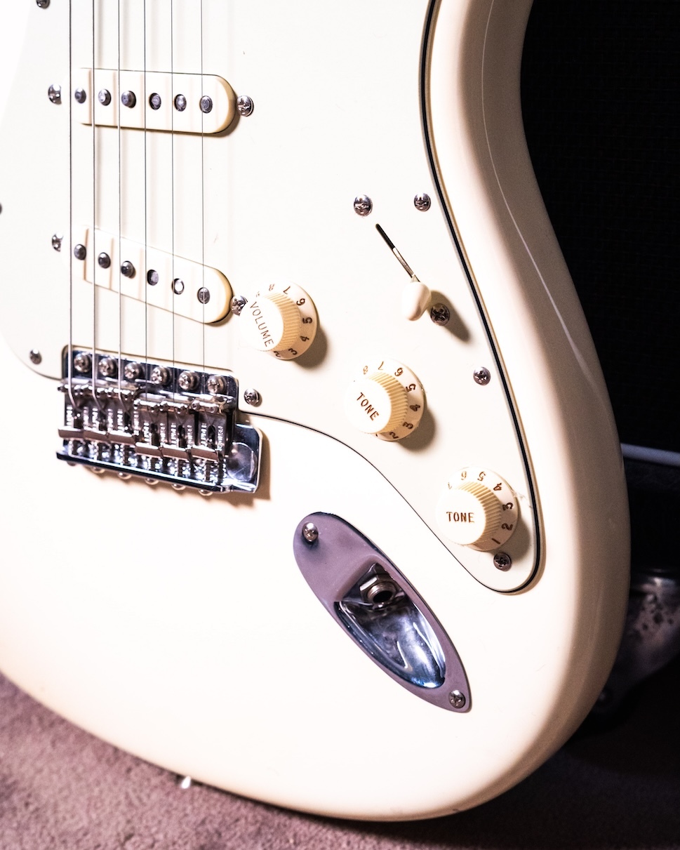 fender-white-stratocaster-deryck-whibley-03