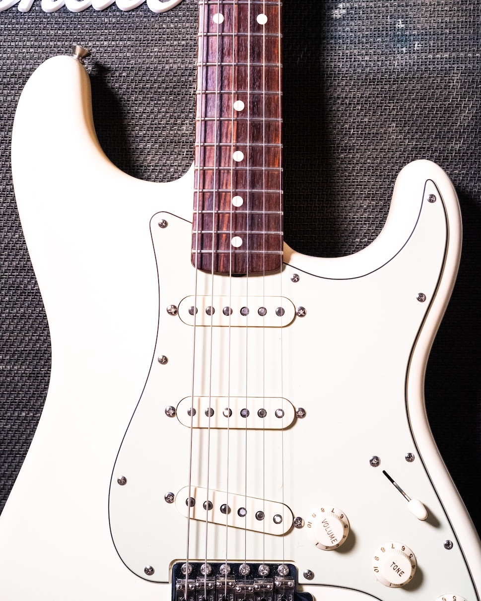 fender-white-stratocaster-deryck-whibley-04