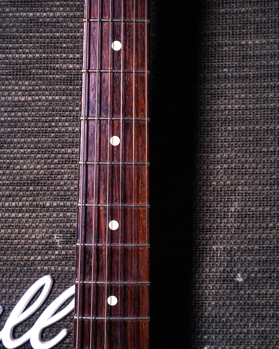 fender-white-stratocaster-deryck-whibley-05