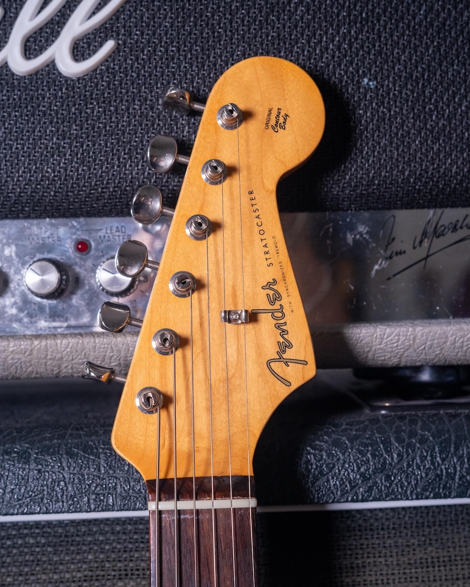 fender-white-stratocaster-deryck-whibley-06