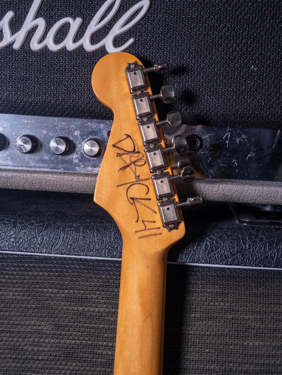 fender-white-stratocaster-deryck-whibley-07