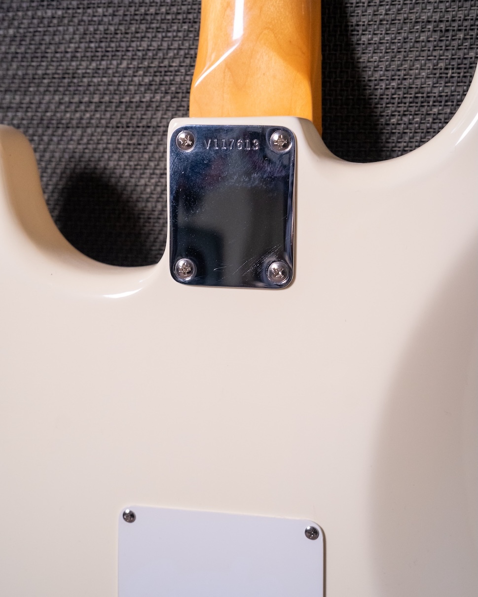 fender-white-stratocaster-deryck-whibley-08