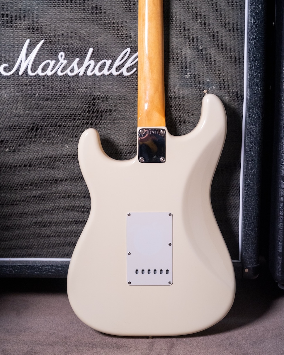 fender-white-stratocaster-deryck-whibley-09