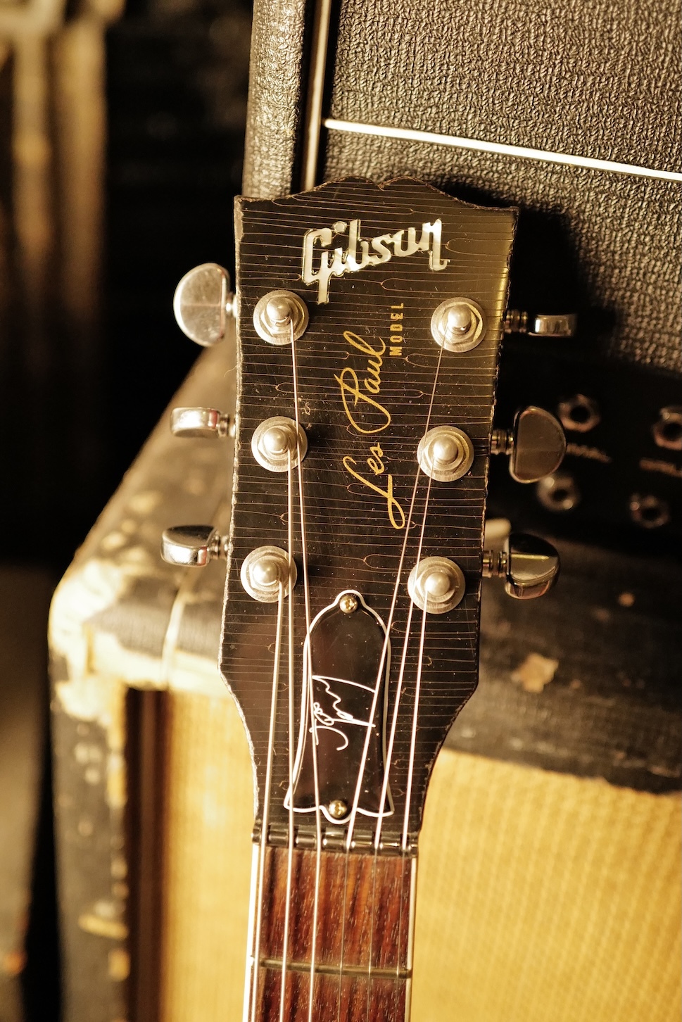 Gibson-Les-Paul-Custom-Shop-Aged-and-Signed-Joe-Perry-04