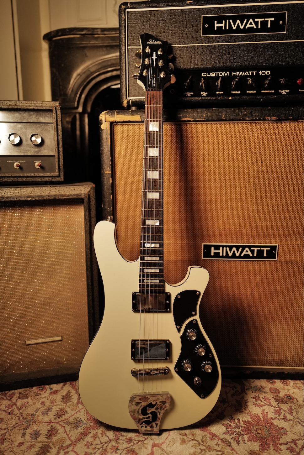 Schecter-Diamond-Series-006-Special-Ex-The-Cure-02