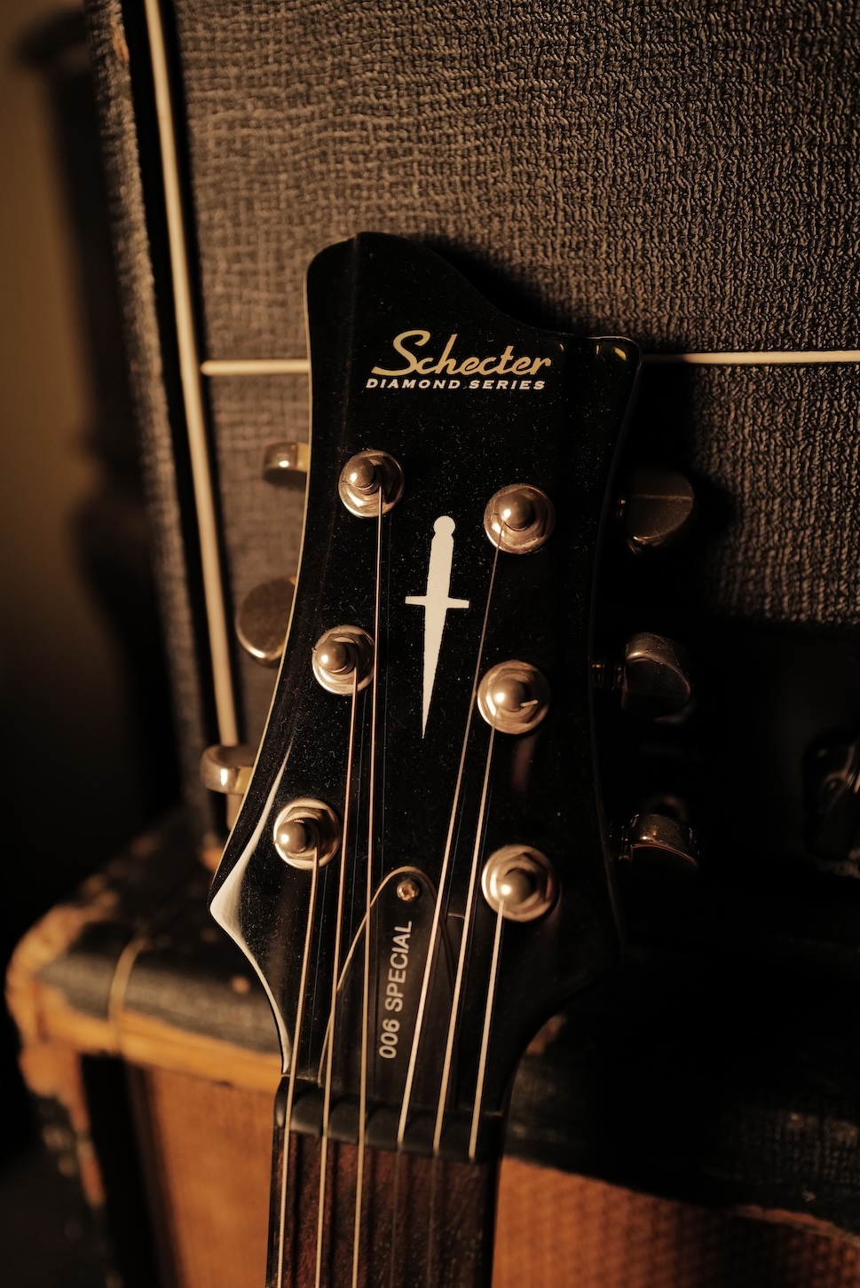 Schecter-Diamond-Series-006-Special-Ex-The-Cure-05