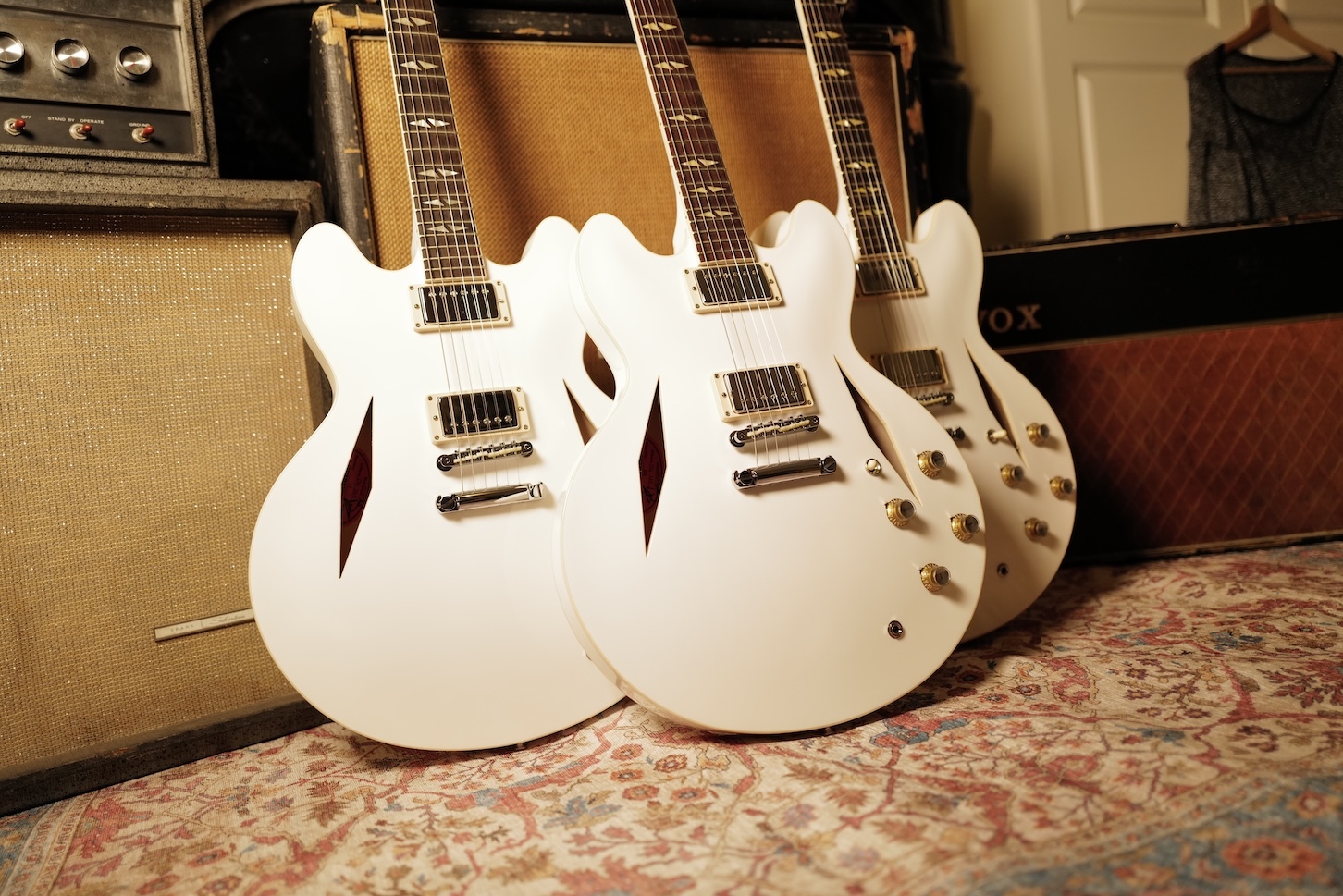 Gibson-Dave-Grohl-DG-335-Alpine-White-03