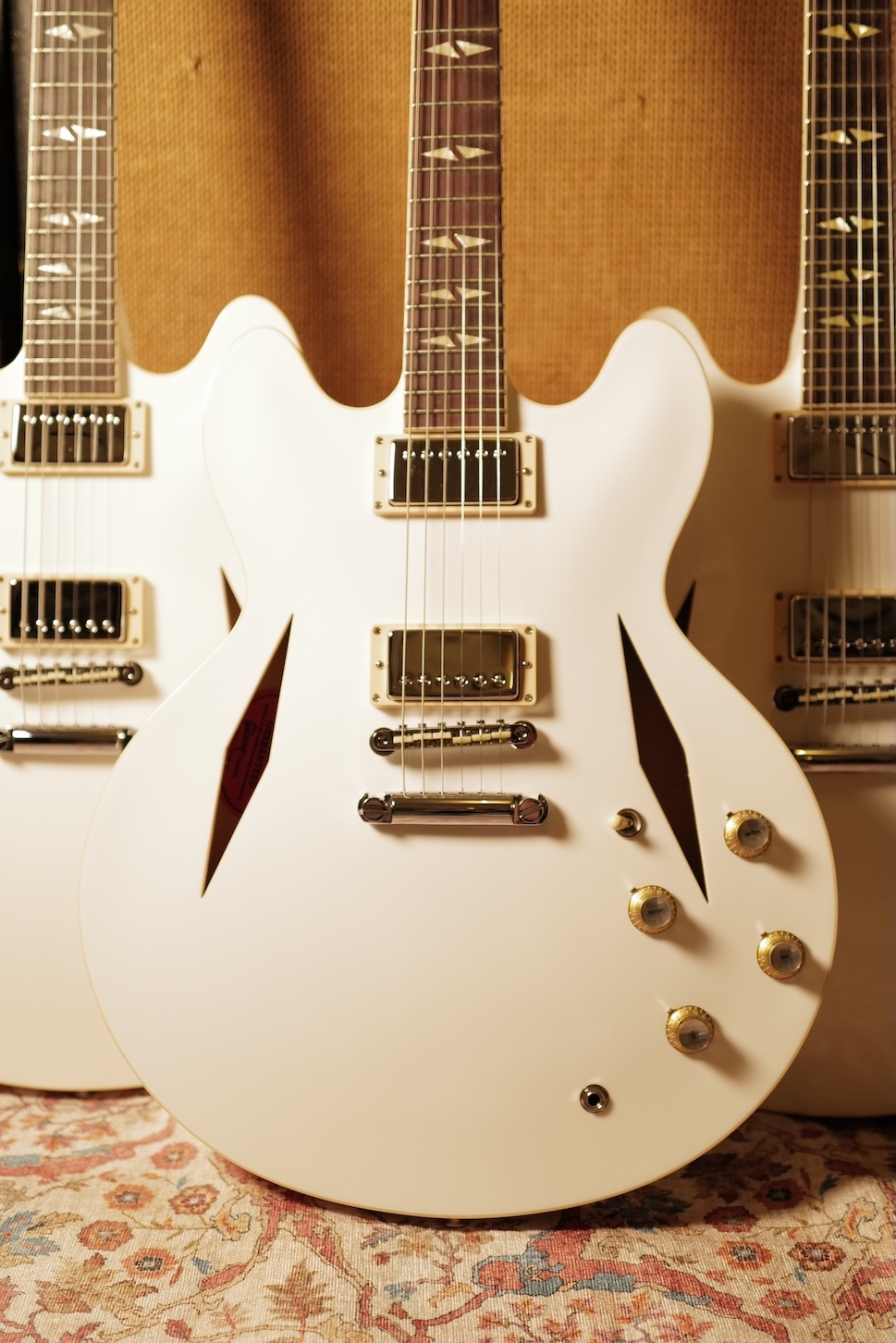 Gibson-Dave-Grohl-DG-335-Alpine-White-04