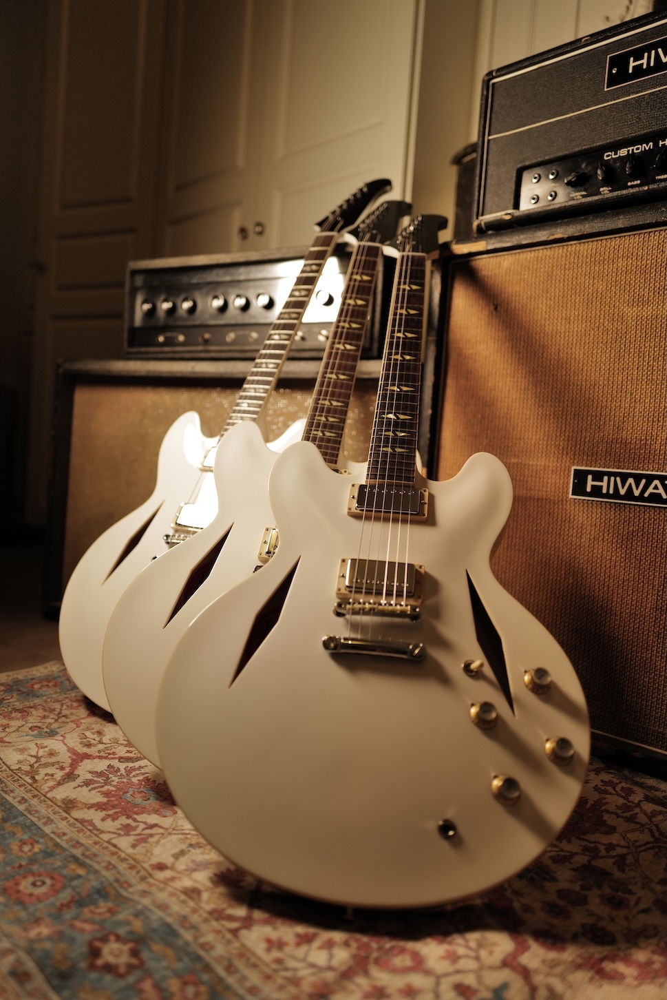 Gibson-Dave-Grohl-DG-335-Alpine-White-07