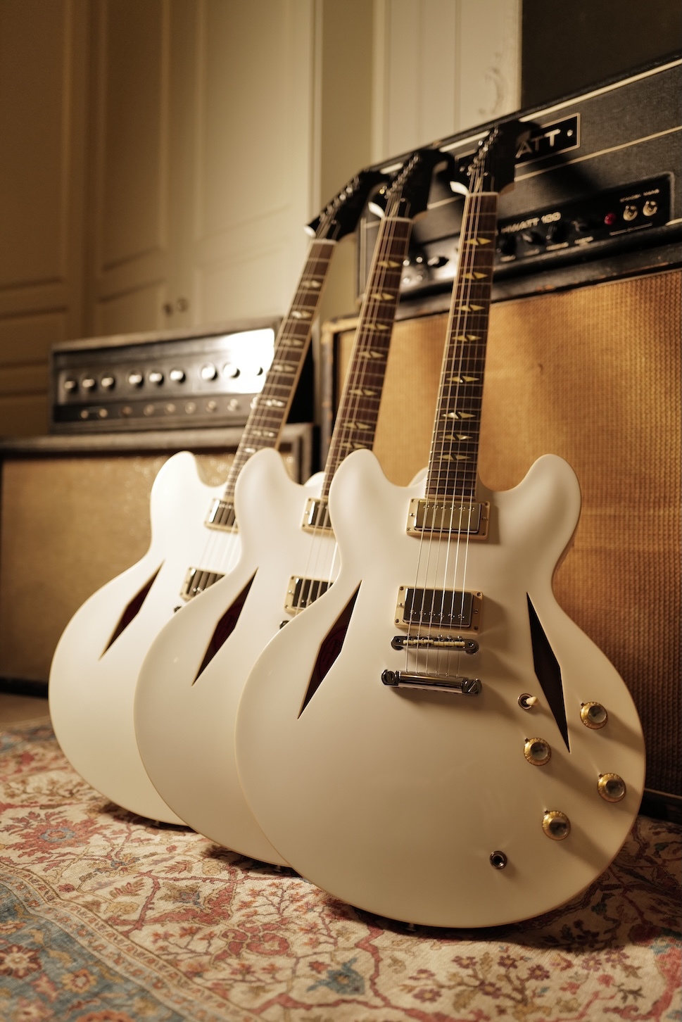 Gibson-Dave-Grohl-DG-335-Alpine-White-09