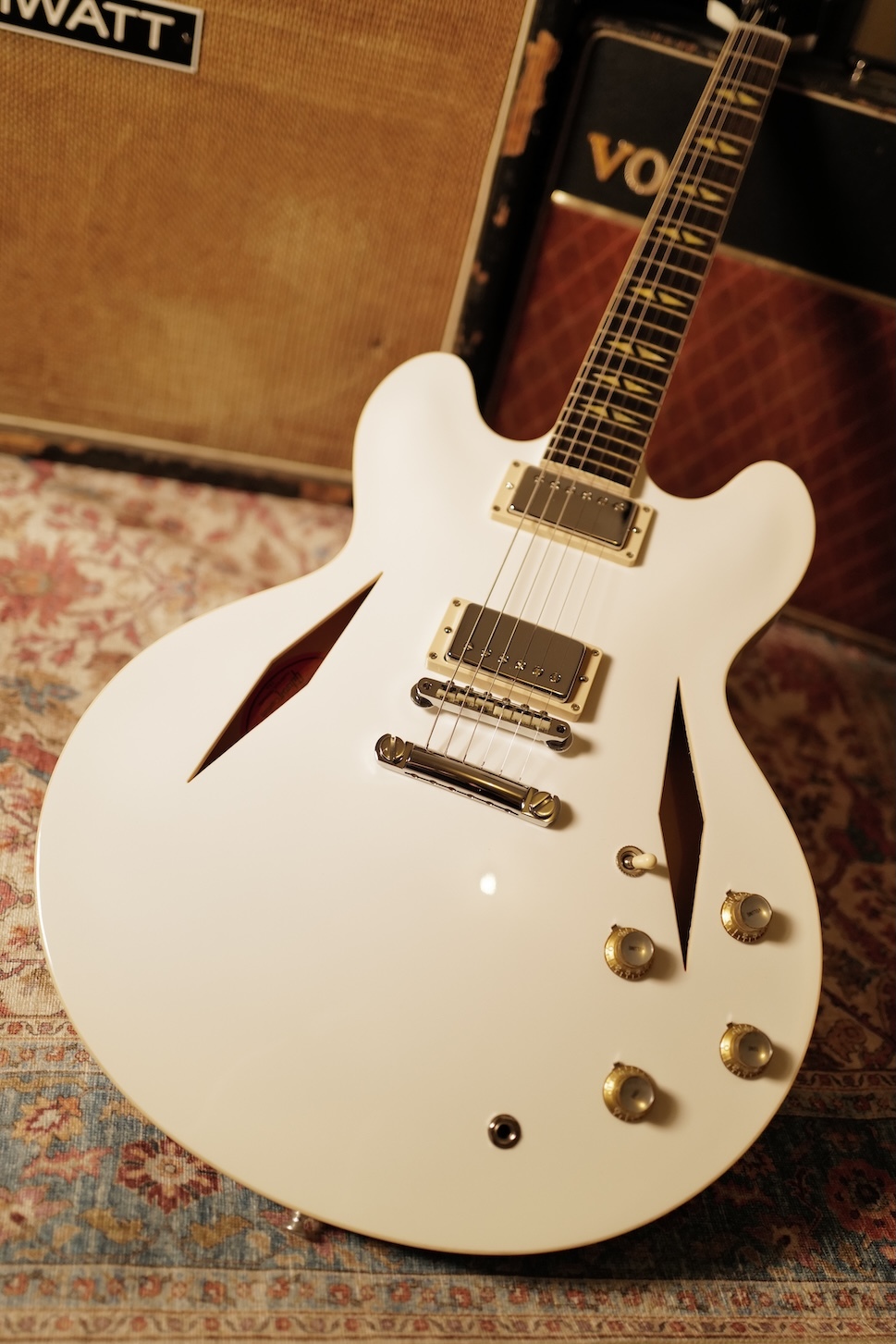 Gibson-Dave-Grohl-DG-335-Alpine-White-10