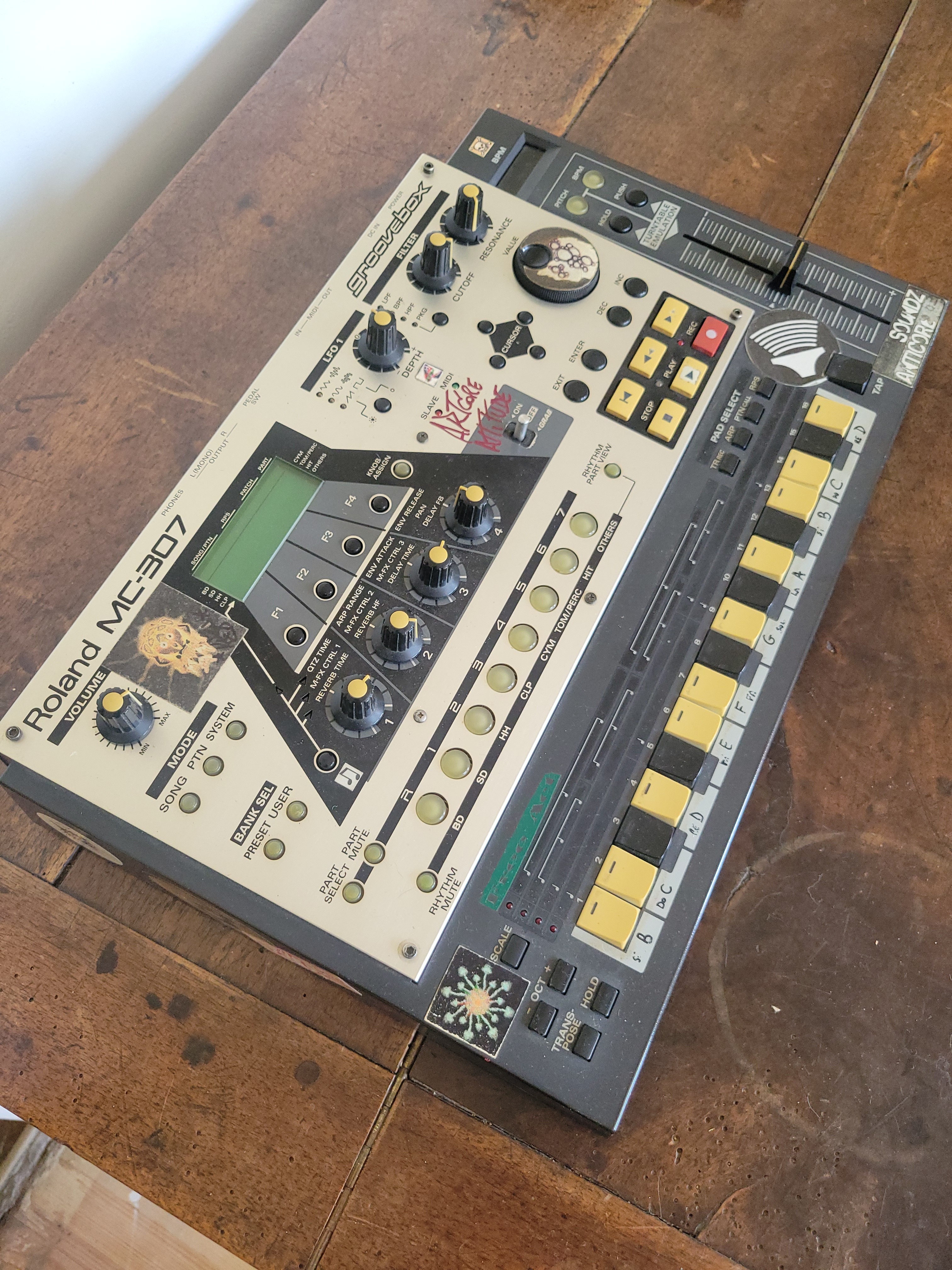 Roland MC-307 GrooveBox 
